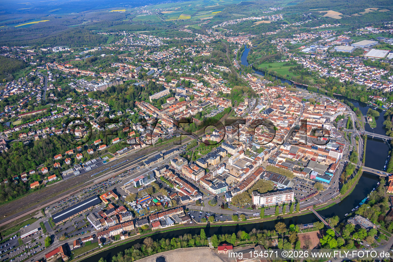 Stadtübersicht am Saarufer aus Südwesten in Saargemünd im Bundesland Moselle, Frankreich