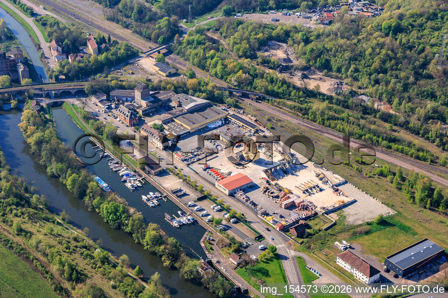 Bootsanleger am Saar-Kohlen-Kanal / Canal des houillères de la Sarre mit Baumarkt BigMat ANGERMULLER in Saargemünd im Bundesland Moselle, Frankreich