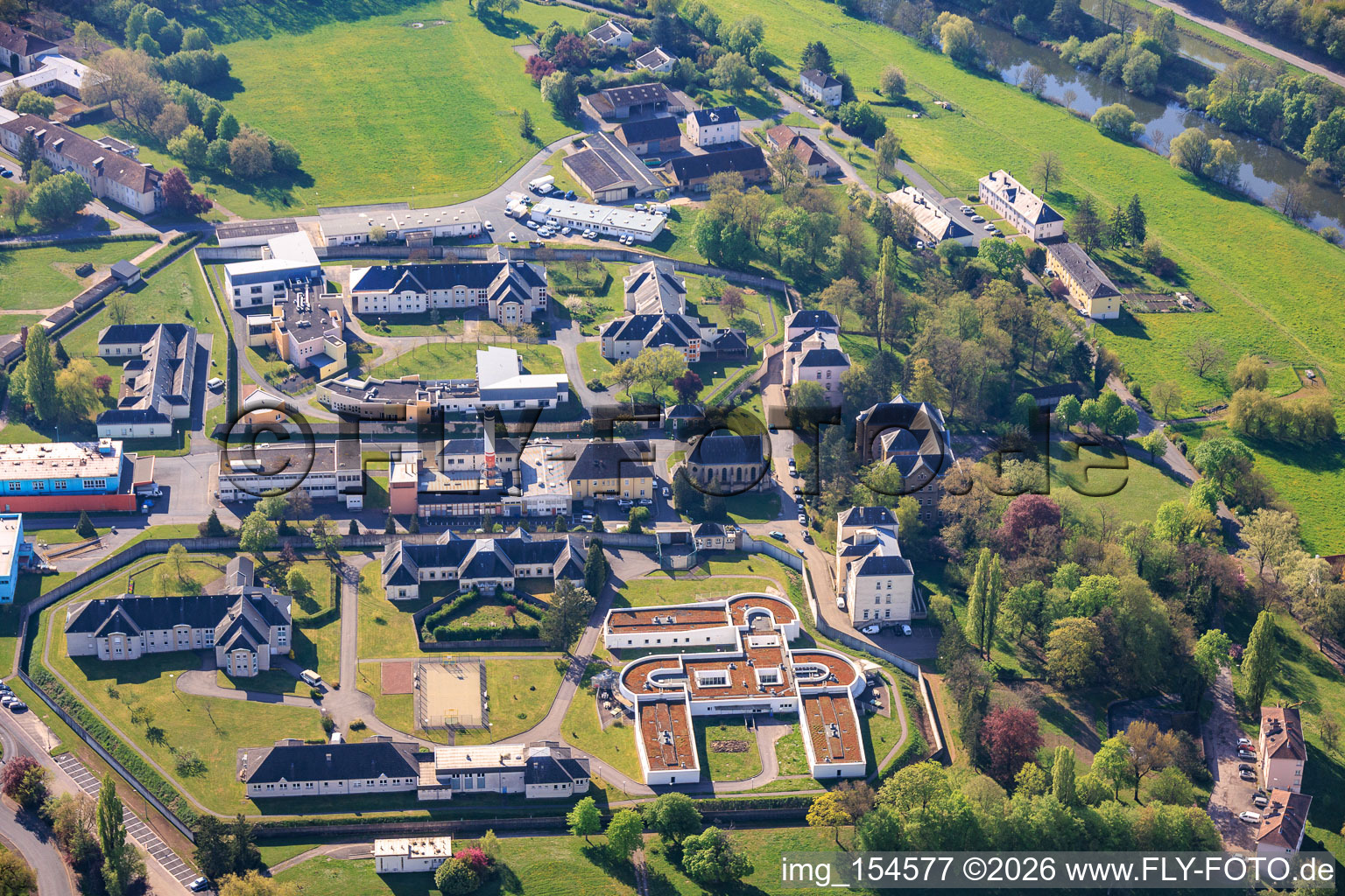 Pyschiatrische Klinik Chs De Sarreguemines mit Chapelle néo-gotique du CHS im Ortsteil Blauberg in Saargemünd im Bundesland Moselle, Frankreich