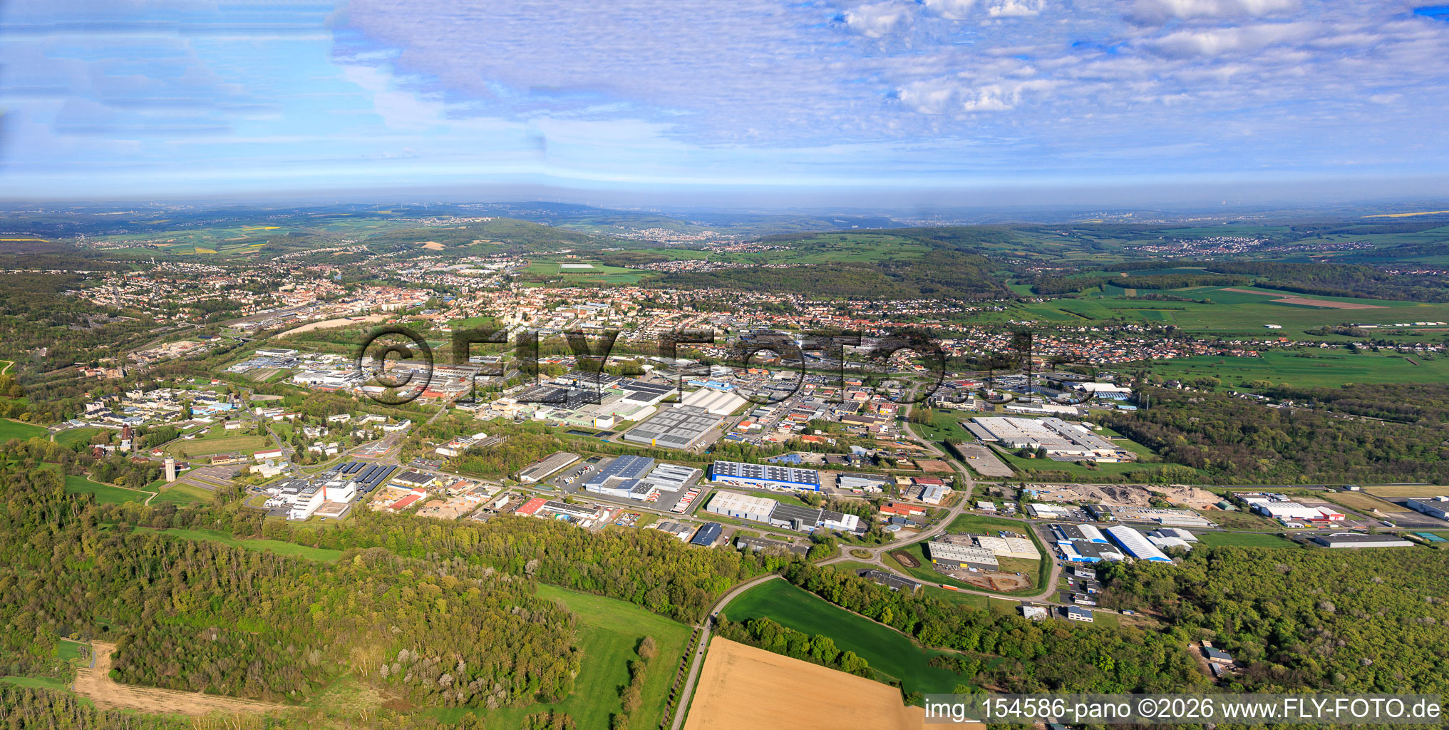 Stadtpanorama aus Südosten im Ortsteil Zone Industrielle du Grand Bois Fayencerie in Saargemünd im Bundesland Moselle, Frankreich