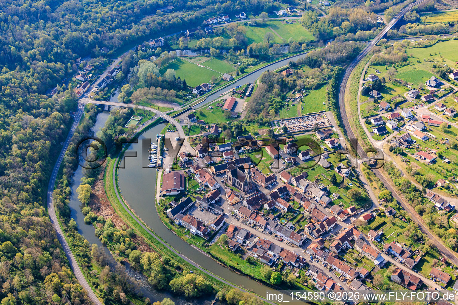 Dorfansicht jenseits der Saar mit Spoorboothafen / Port de Plaisance de Wittring am Saarkanal / Canal des houillères de la Sarre im Bundesland Moselle, Frankreich