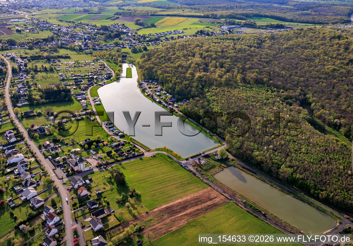 Zwei Teiche "Étang Saint-Vit" und eine Insel als Landebahn im Ortsteil Blauberg in Saargemünd im Bundesland Moselle, Frankreich