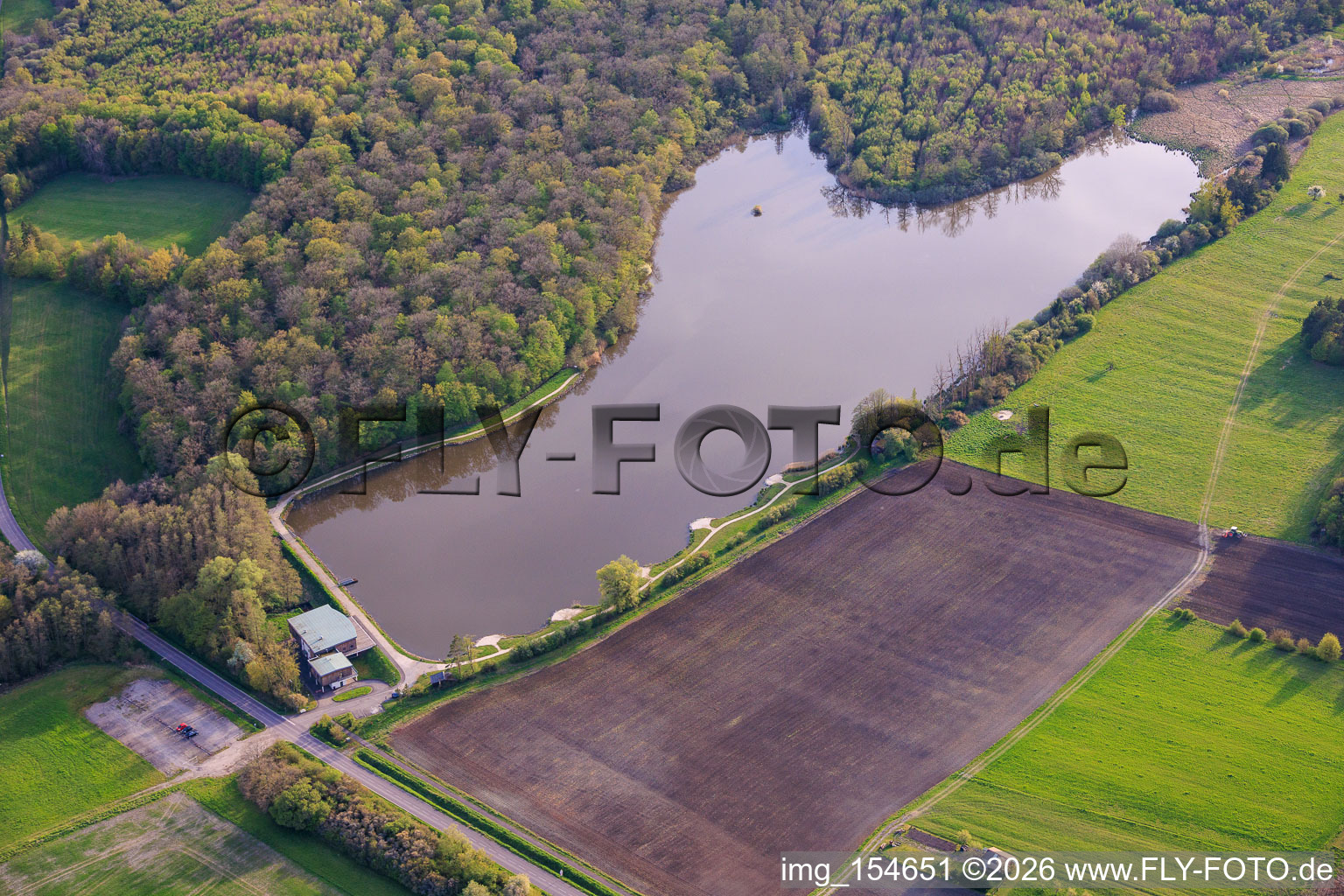 Fischteich Étang de Metzing und Salle Polyvalente L'Ecrin de Metzing am Waldrand im Bundesland Moselle, Frankreich