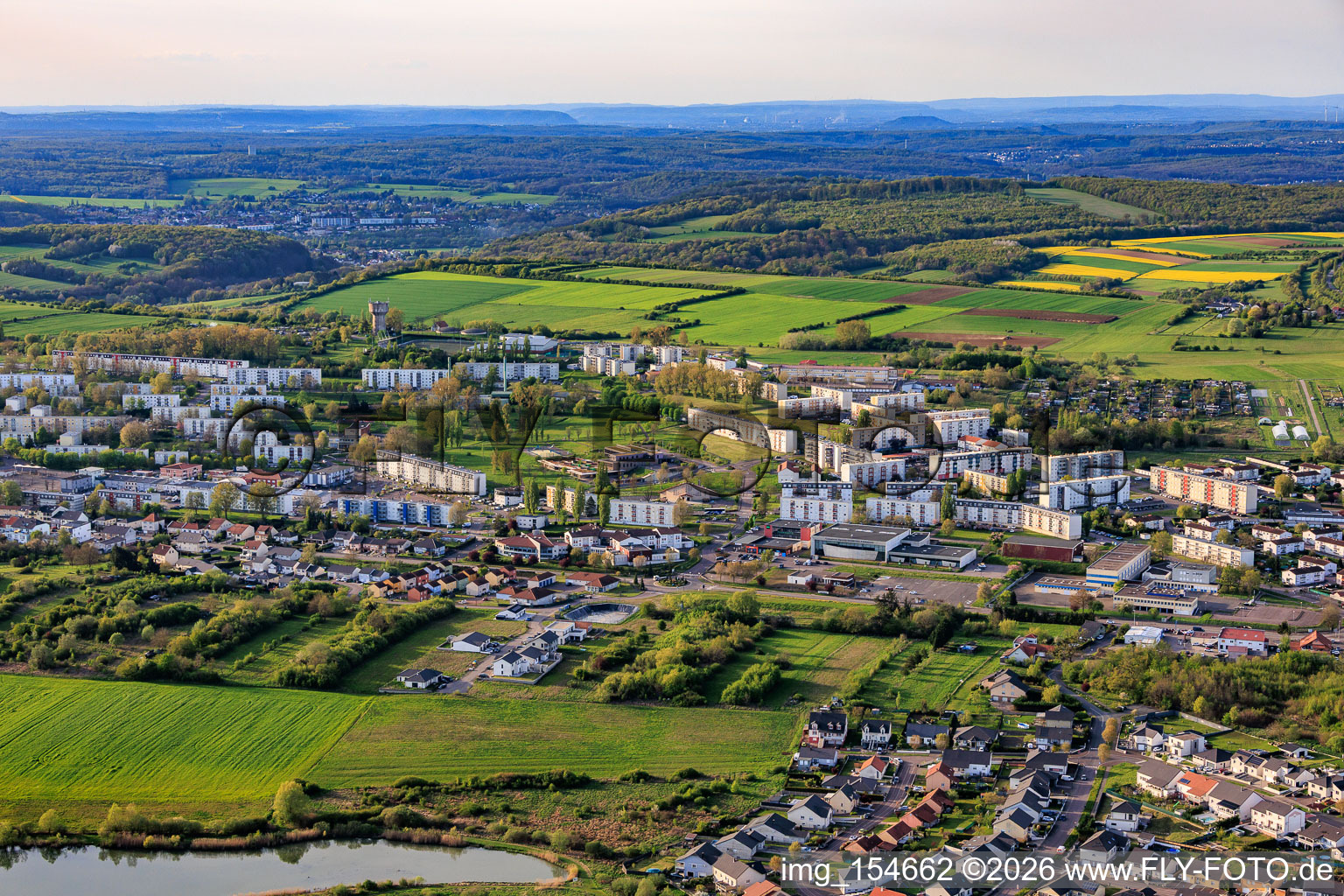 Plattenbauwohnsiedlung an der Av. Victor Hugo in Farébersviller im Bundesland Moselle, Frankreich