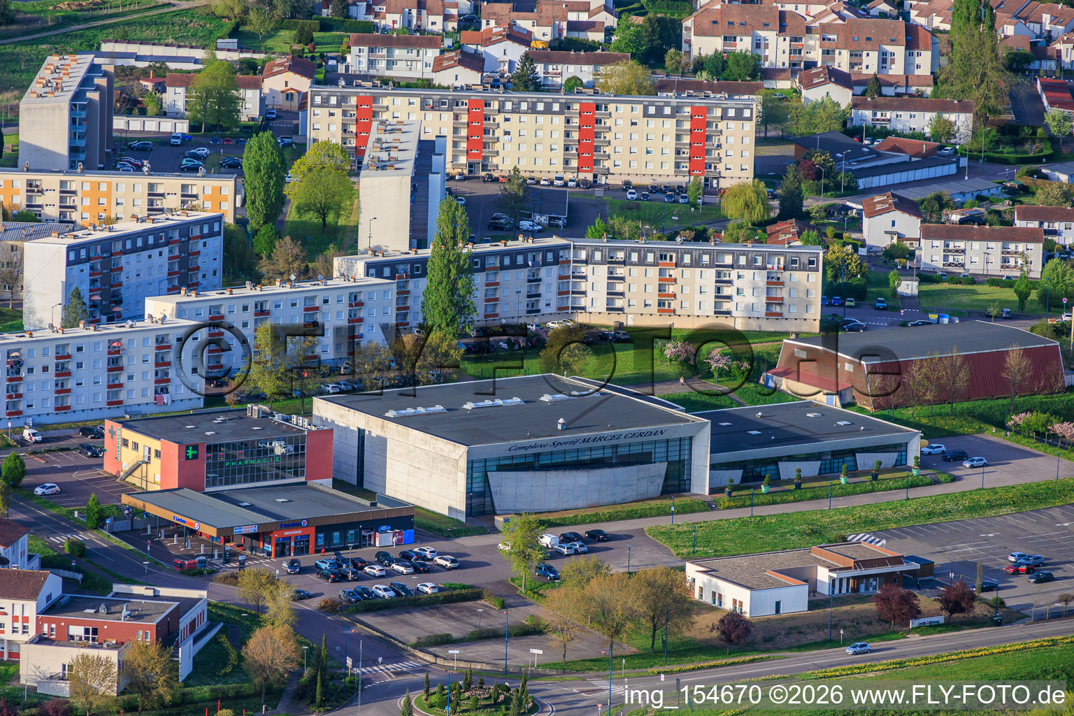 Complexe Sportif Marcel Cerdan and der Plattenbauwohnsiedlung an der Av. Victor Hugo in Farébersviller im Bundesland Moselle, Frankreich