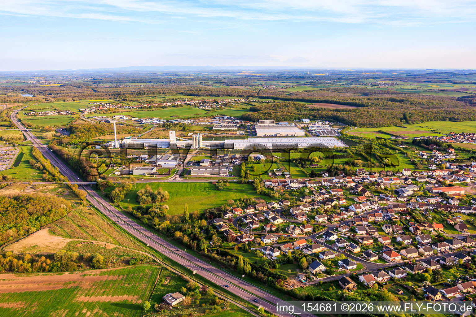 Glashütte AGC Glass Seingbouse SAS mit großer Freiflächen PV-Anlage im Bundesland Moselle, Frankreich