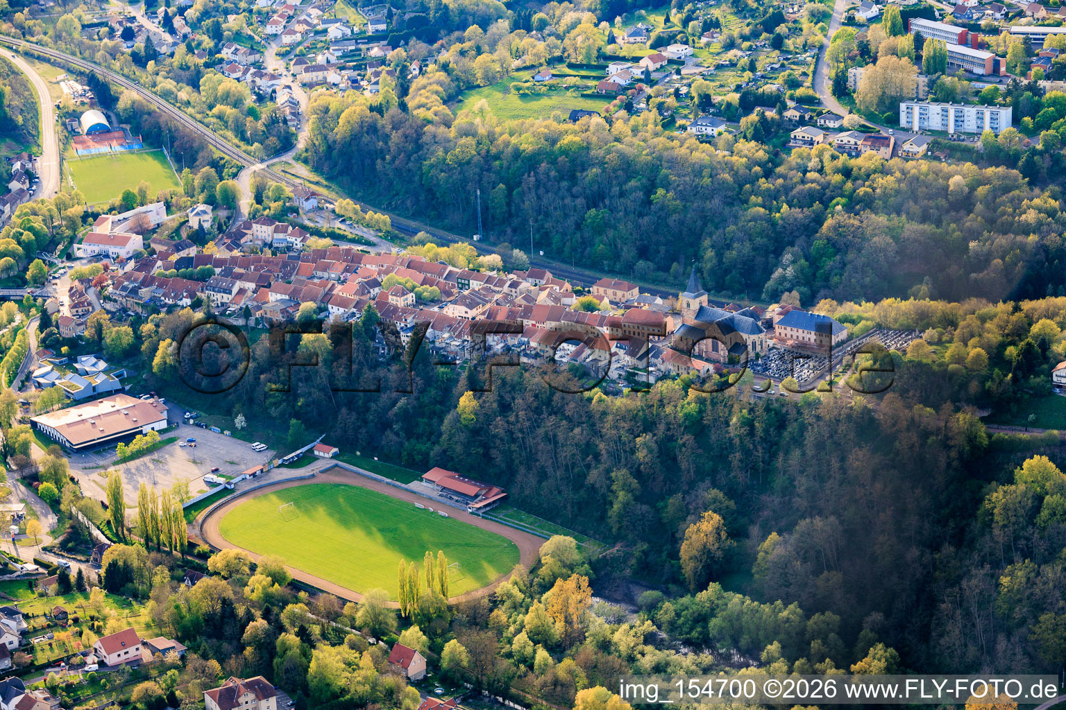 Sportplätze Stade Omnisport und Festhalle Espace De Wendel unter der historischen Altstadt auf dem Bergrücken in Hombourg-Haut im Bundesland Moselle, Frankreich