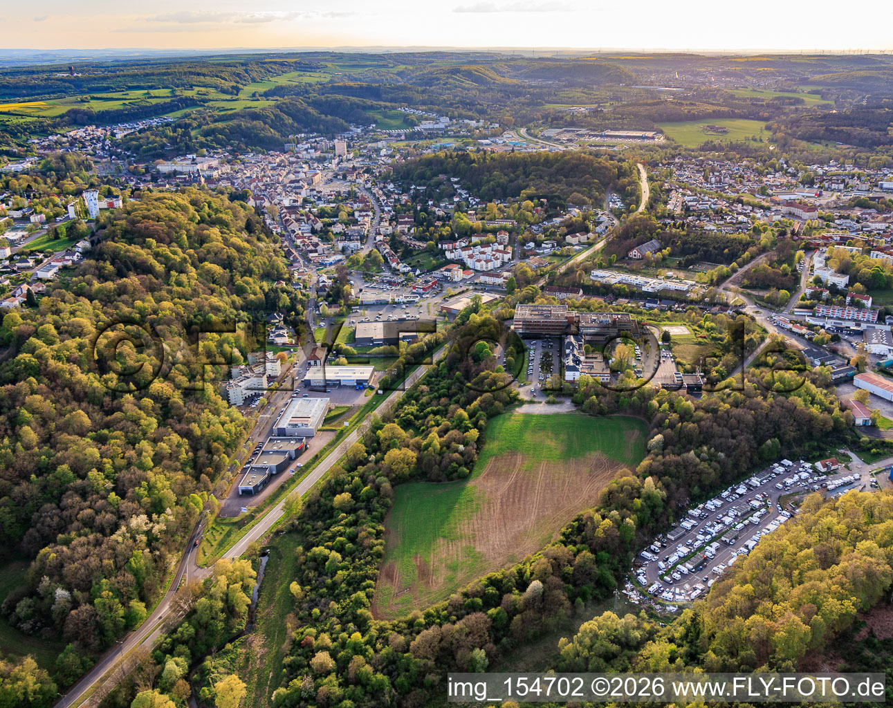 Stadtansicht aus Osten mit Krankenhaus Hospital De Saint-Avold im Ortsteil Forêts de Zang et du Steinberg im Bundesland Moselle, Frankreich