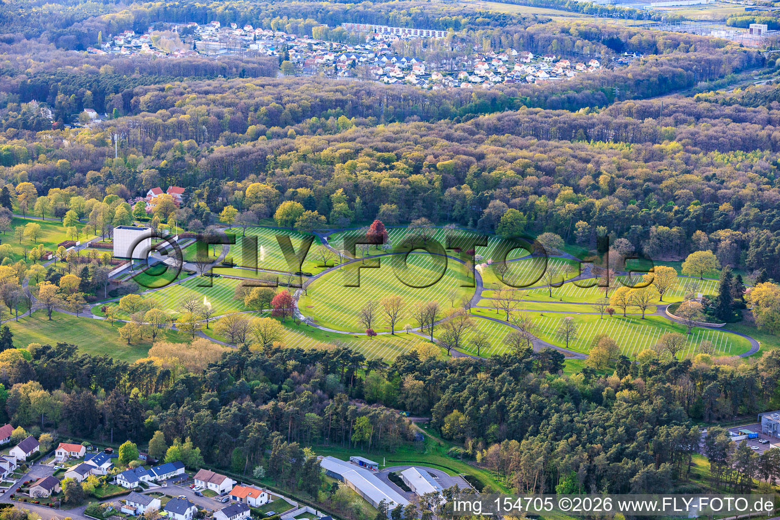 Grabsteinreihen und Parkanlage auf dem Amerikanischer Militärfriedhof und Gedenkstätte von Saint-Avold im Ortsteil Forêts de Zang et du Steinberg im Bundesland Moselle, Frankreich