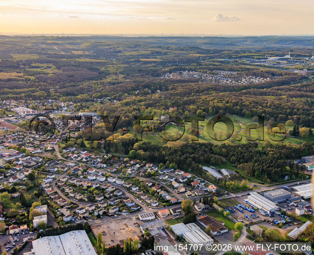 Amerikanischer Militärfriedhof und Gedenkstätte von Saint-Avold zwischen Kraftwerk und Stadt im Ortsteil Forêts de Zang et du Steinberg im Bundesland Moselle, Frankreich