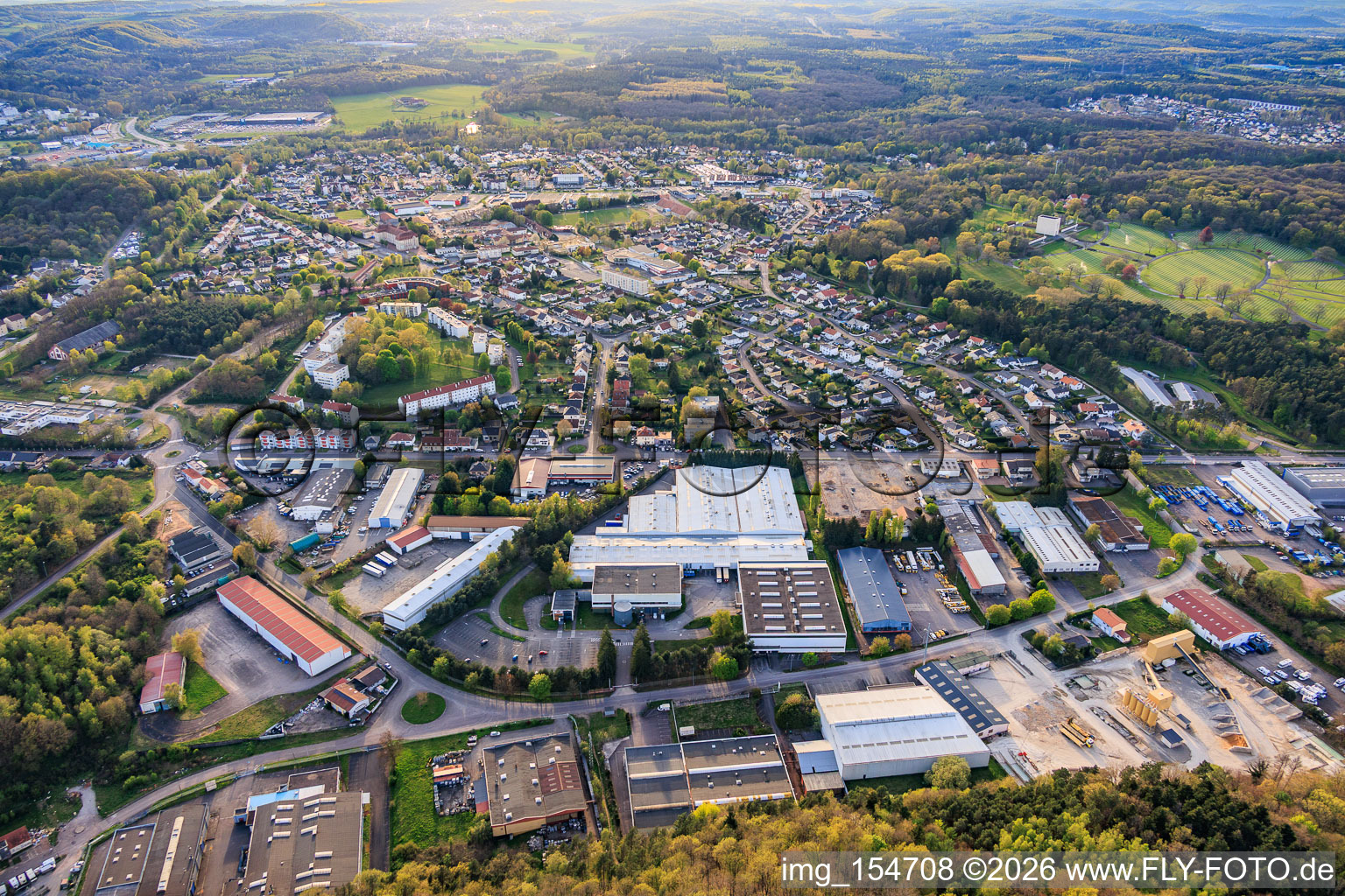 Stadtansicht aus Osten mit DODO SAMM und Betonwerk ANGERMULLER Béton Prêt à l'Emploi im Ortsteil Zone Industrielle-Hollerloch-Gros Hêtre in Saint-Avold im Bundesland Moselle, Frankreich