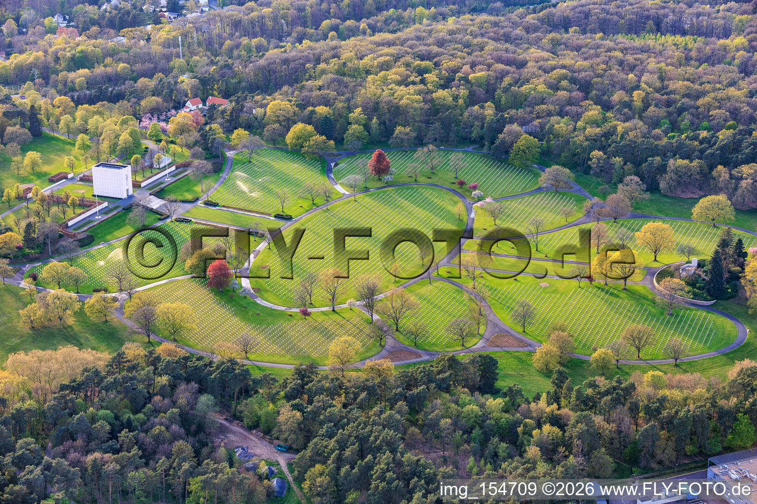 Grabsteinreihen und Parkanlage auf dem Amerikanischer Militärfriedhof und Gedenkstätte von Saint-Avold im Ortsteil Forêts de Zang et du Steinberg im Bundesland Moselle, Frankreich