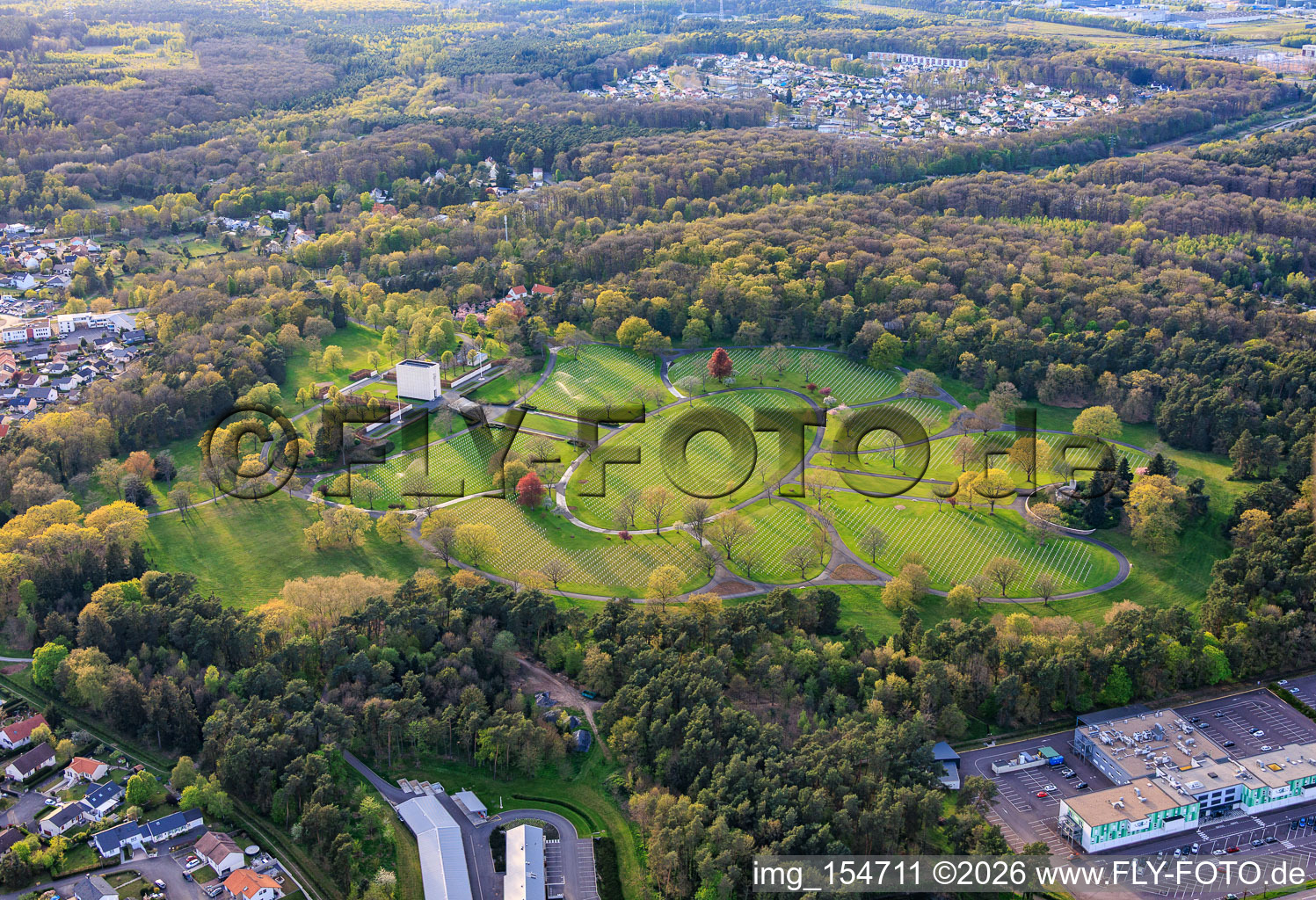 Grabsteinreihen und Parkanlage auf dem Amerikanischer Militärfriedhof und Gedenkstätte von Saint-Avold im Ortsteil Forêts de Zang et du Steinberg im Bundesland Moselle, Frankreich