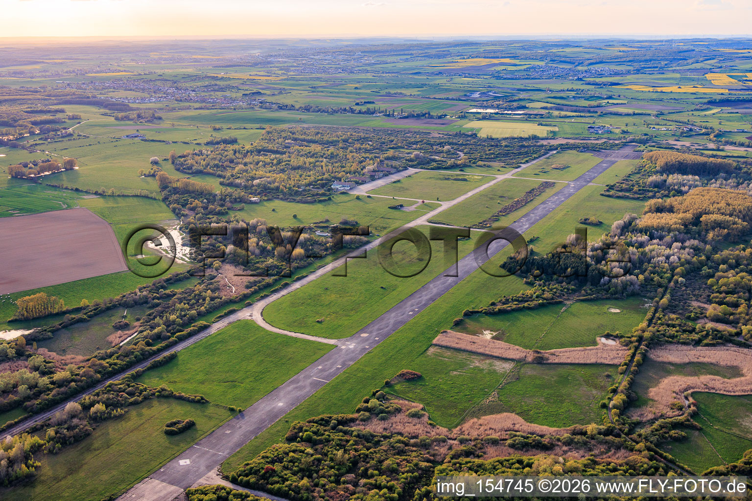 Landebahn des ehemaligen Miltärflugplatz Grostenquin aus Osten in Bistroff im Bundesland Moselle, Frankreich