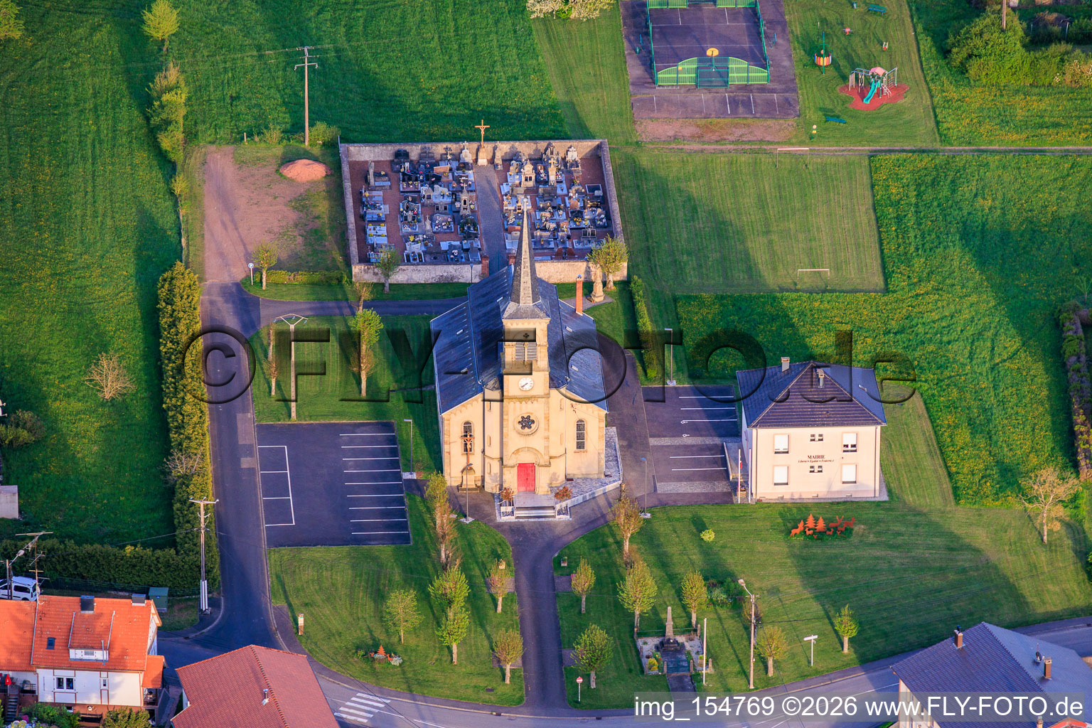 Kirche Saint-Joseph von Westen in Frémestroff im Bundesland Moselle, Frankreich