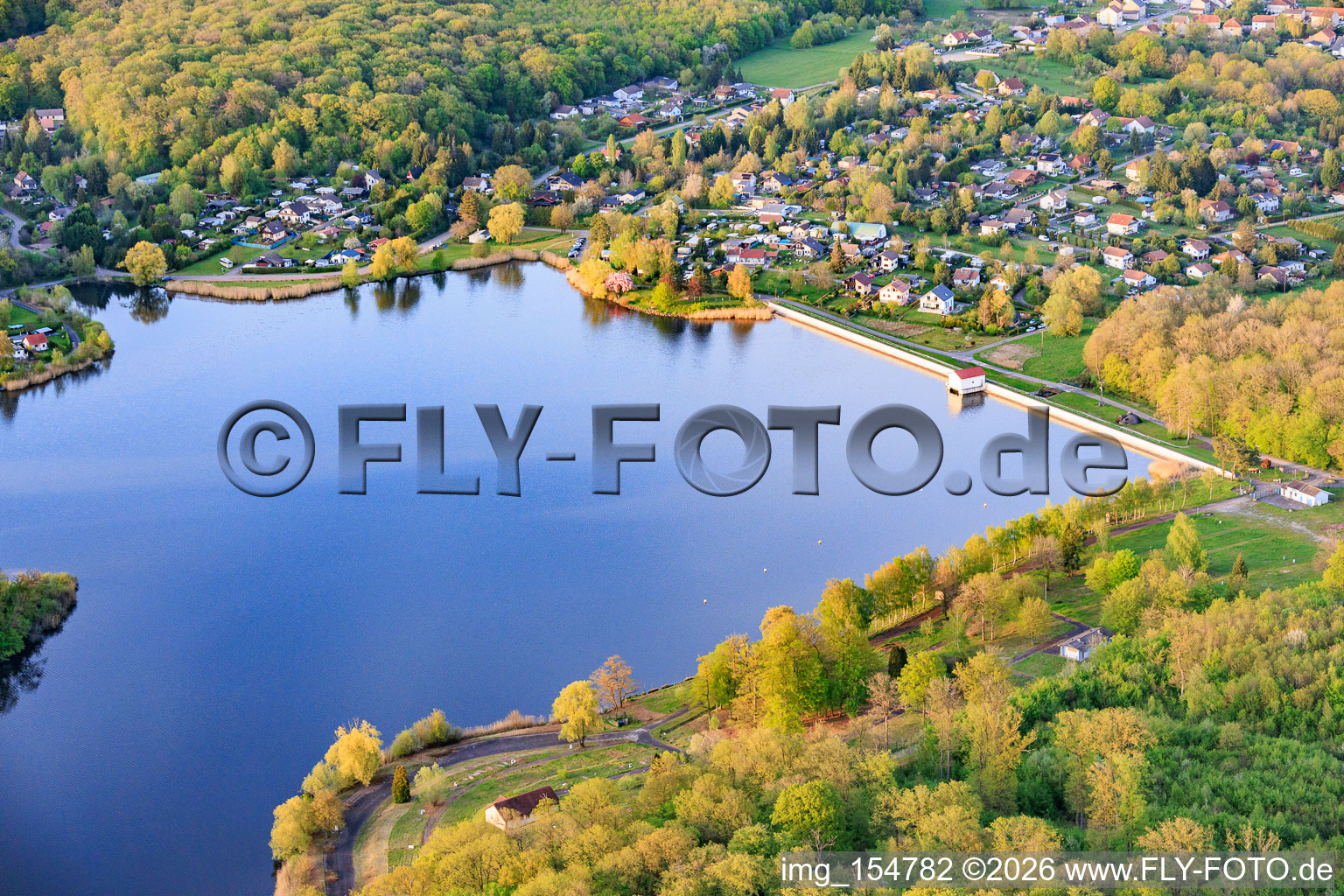 Damm La digue de dief am Étang de Diefenbach in Puttelange-aux-Lacs im Bundesland Moselle, Frankreich