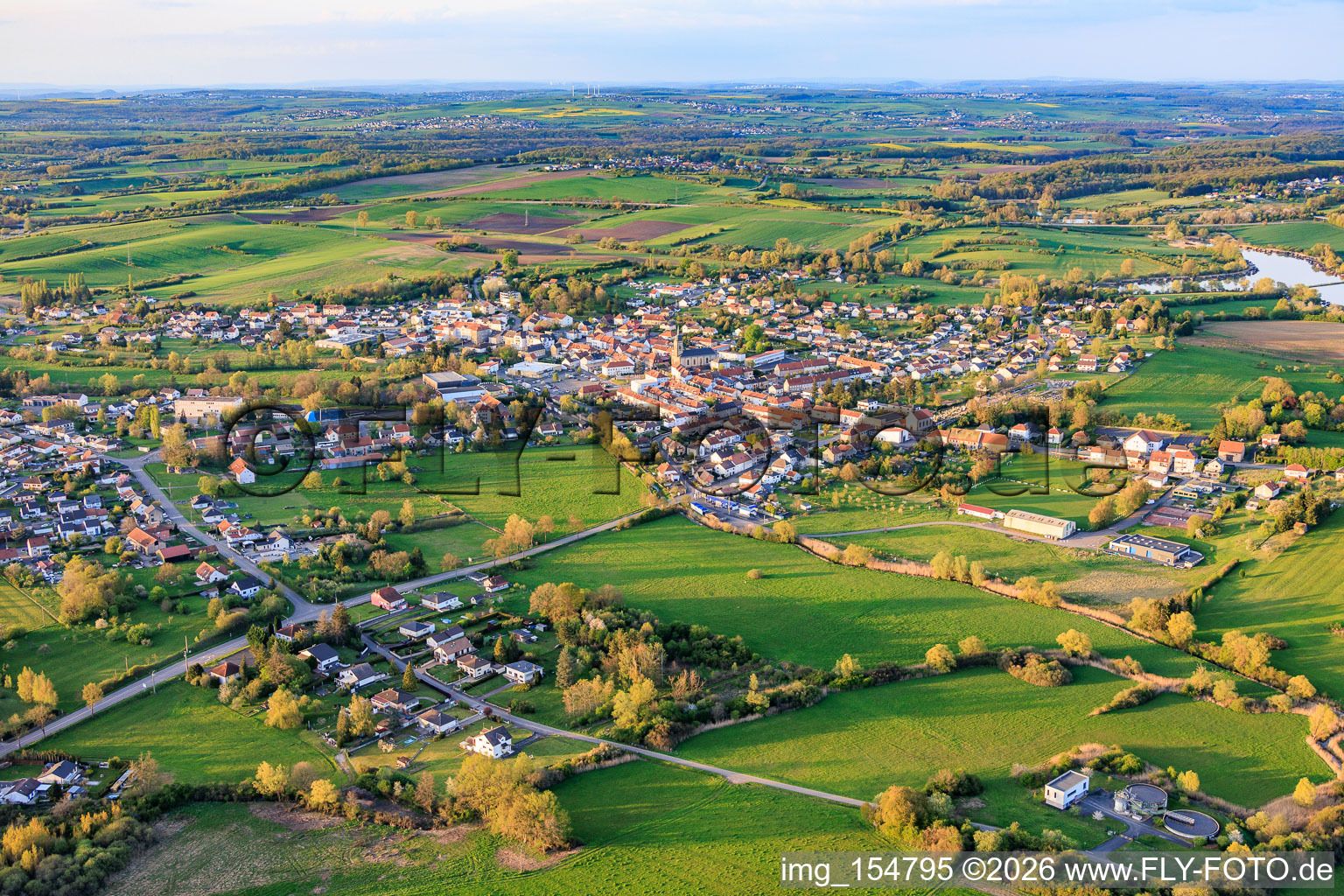Puttelange-aux-Lacs von Südwesten im Bundesland Moselle, Frankreich