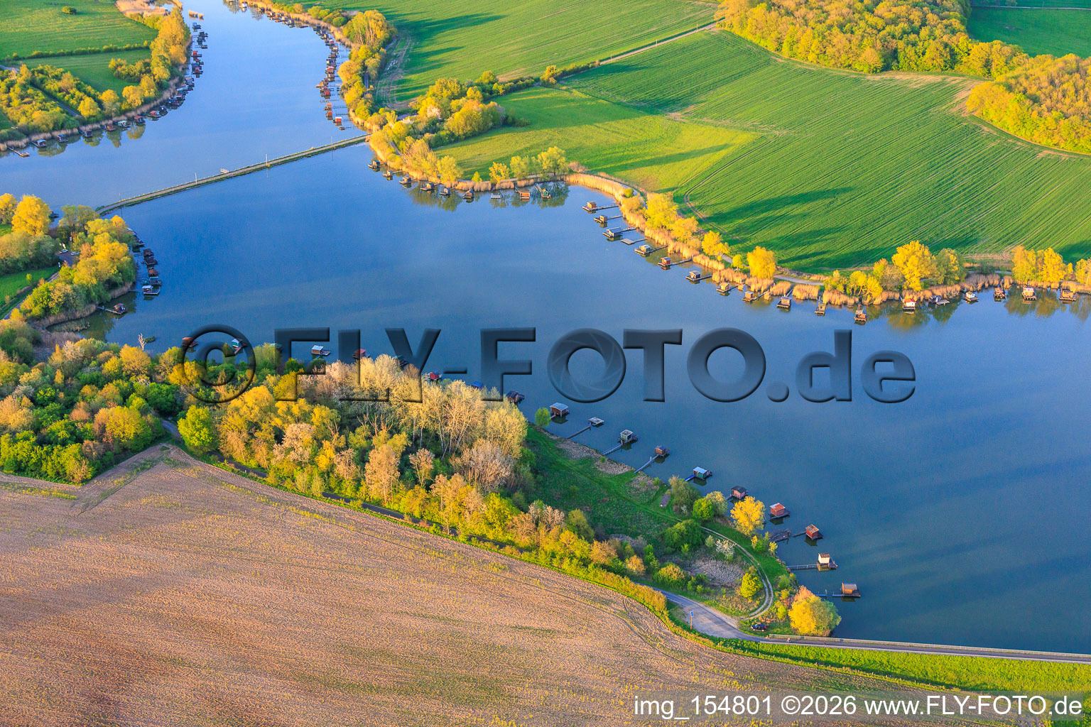 Brücke über den See Etang du Welschhof in Puttelange-aux-Lacs im Bundesland Moselle, Frankreich