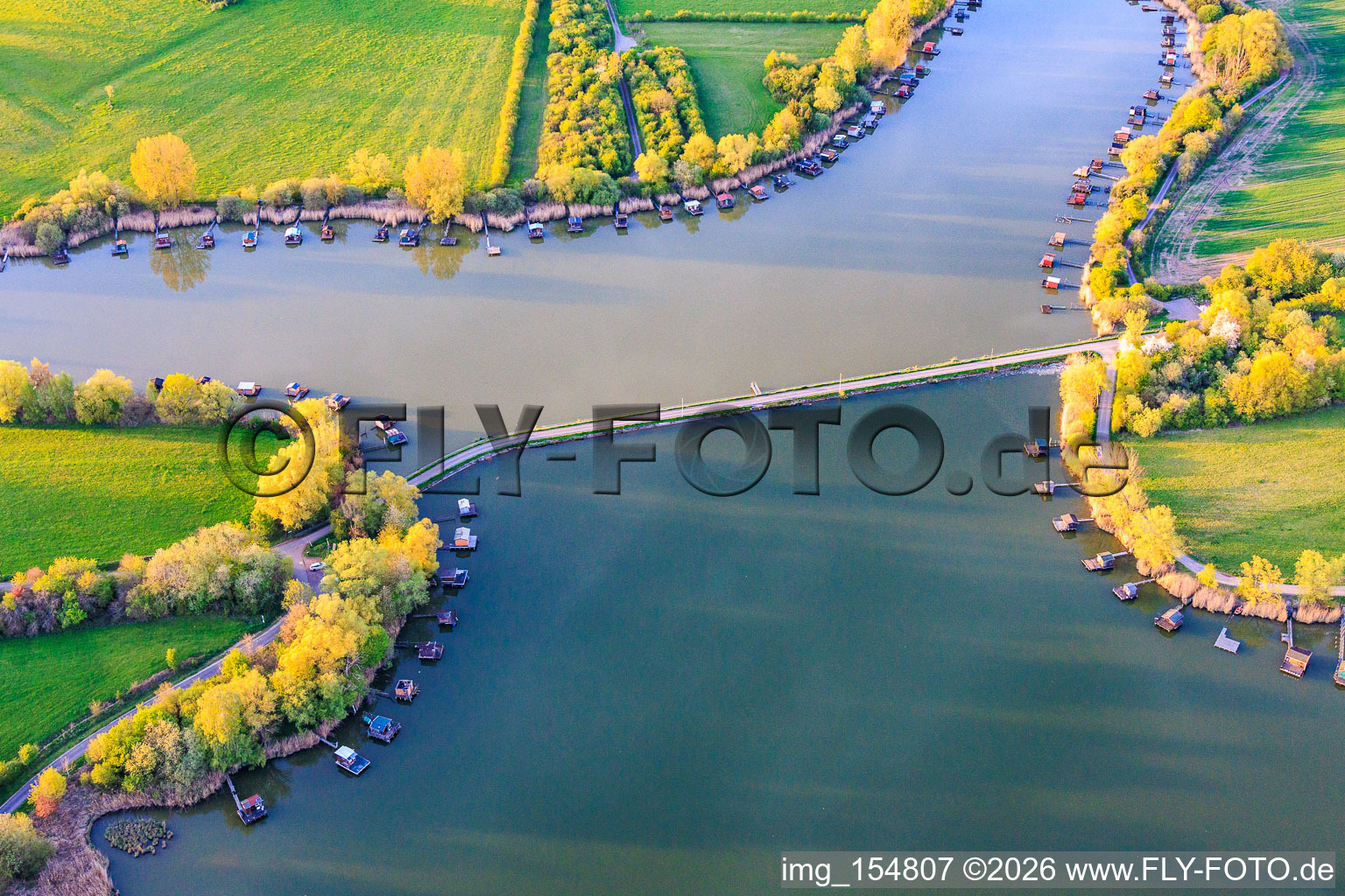 Brücke über den See Etang du Welschhof in Puttelange-aux-Lacs im Bundesland Moselle, Frankreich