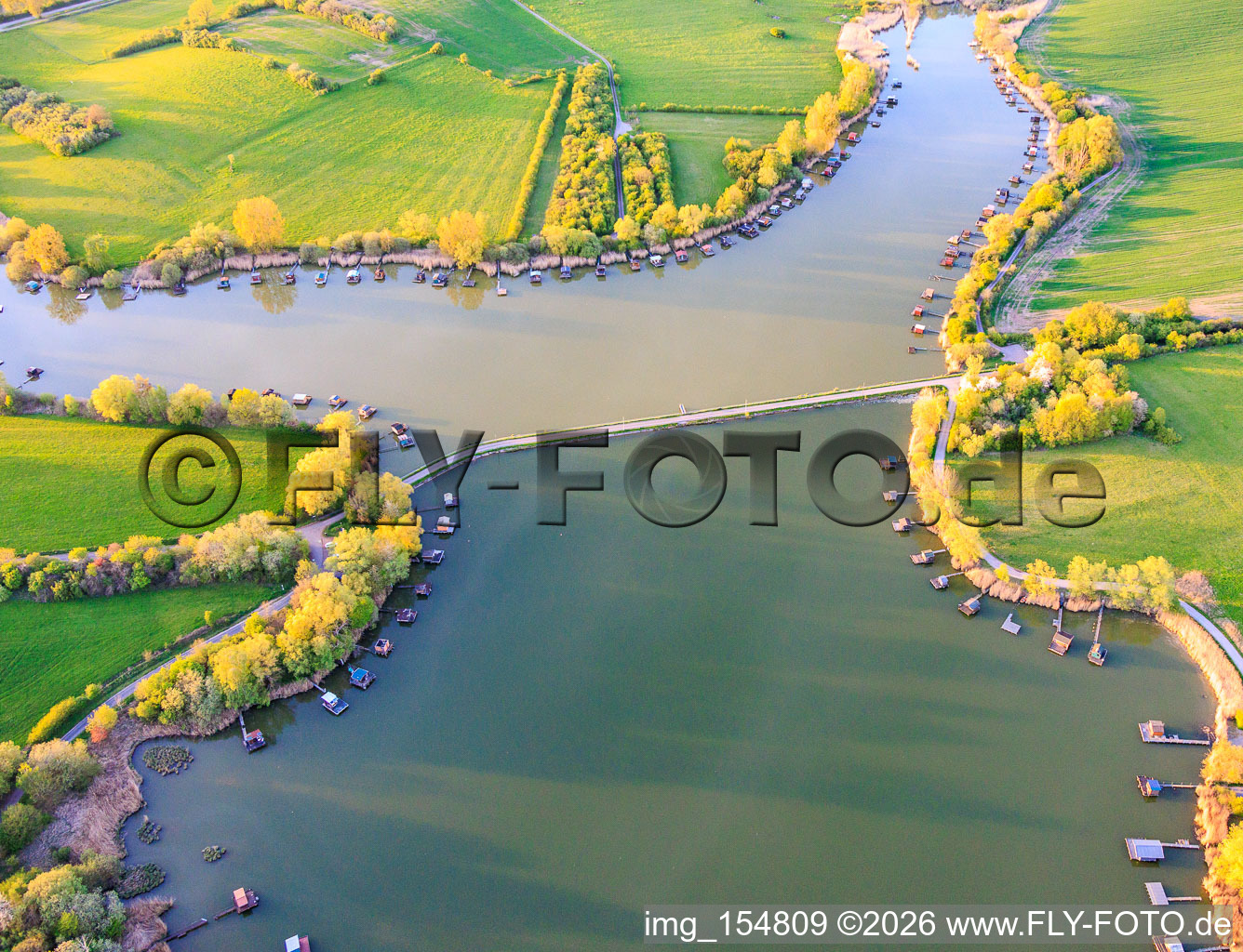 Brücke über den See Etang du Welschhof in Puttelange-aux-Lacs im Bundesland Moselle, Frankreich