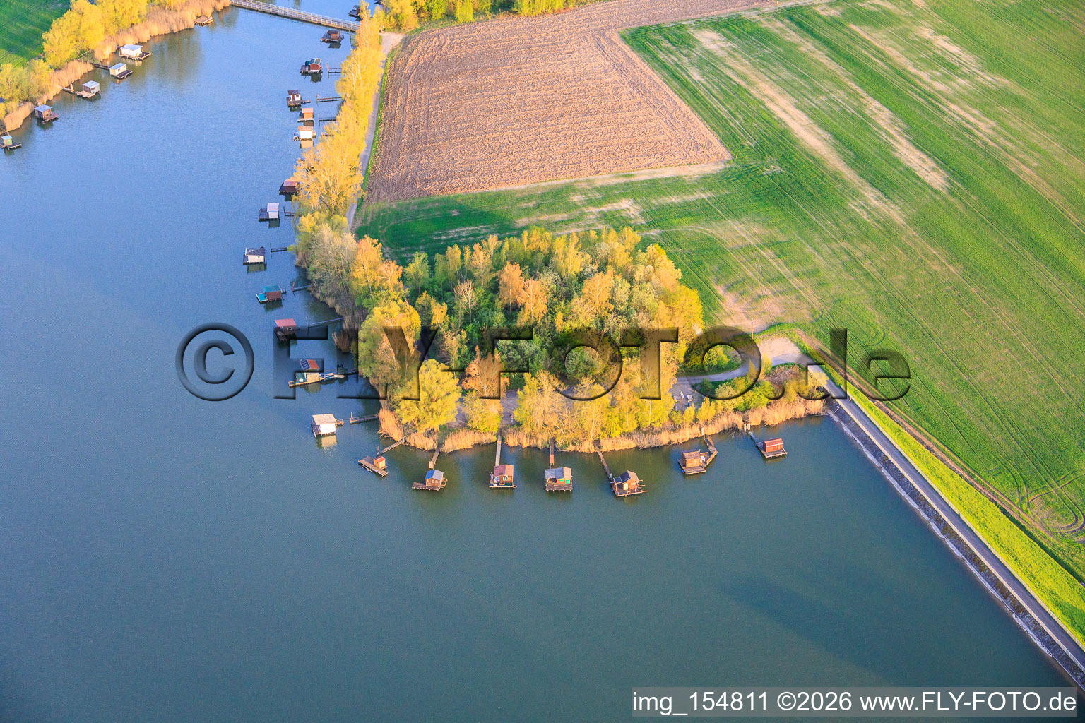 Stege mit Anglerhütten umsäumen das Ufer des Sees Etang du Welschhof in Puttelange-aux-Lacs im Bundesland Moselle, Frankreich