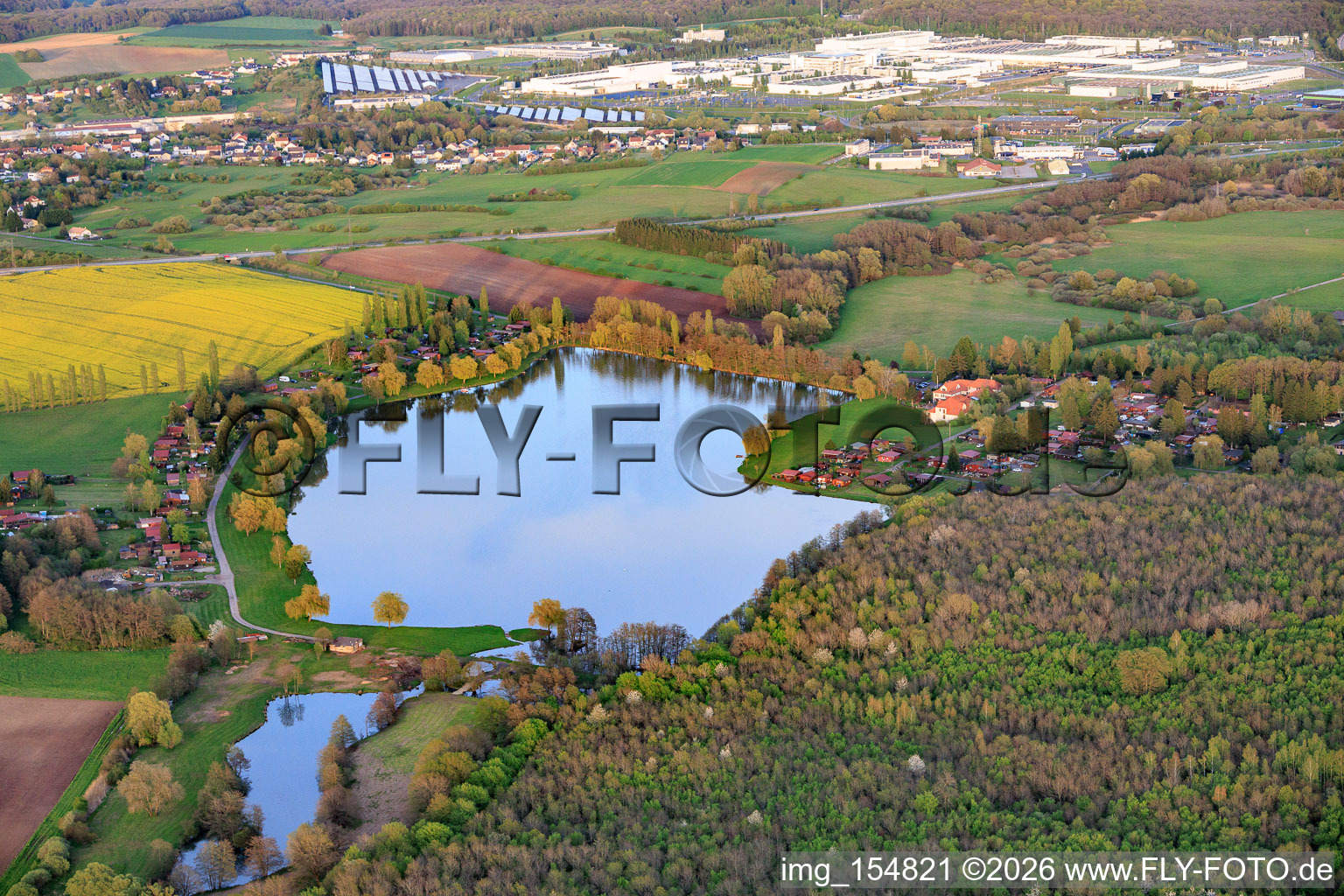 See Étang Saint-Hubert mit Hôtel Restaurant Saint-Hubert - Hambach Sarreguemines im Bundesland Moselle, Frankreich