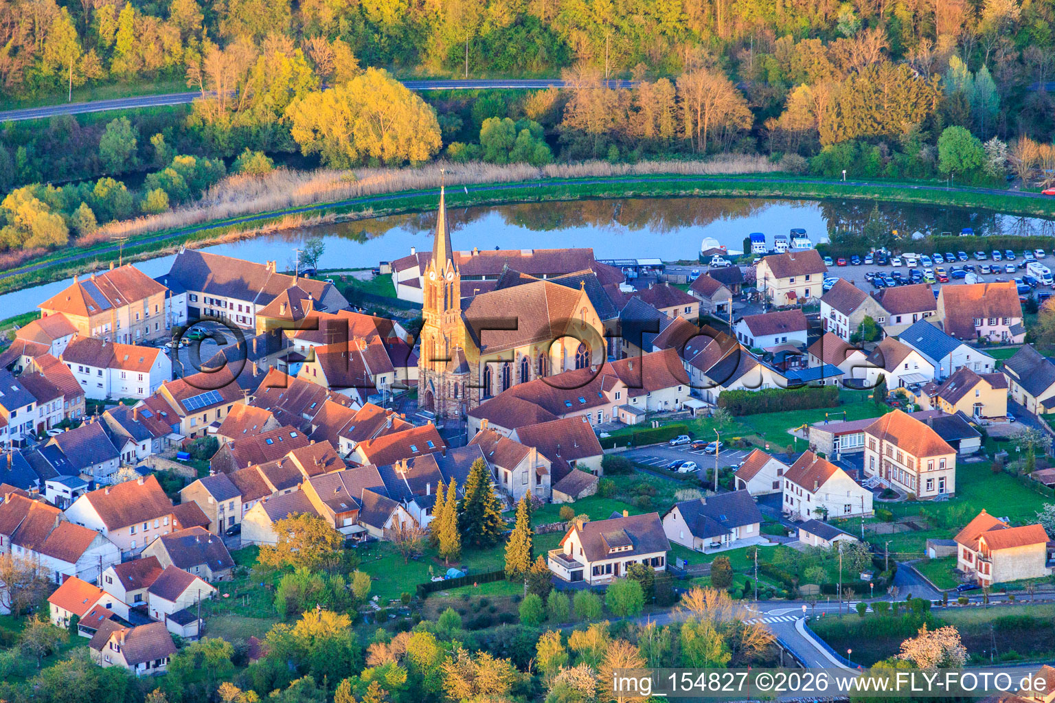 Kirche Saint-Etienne im Abendlicht in Wittring im Bundesland Moselle, Frankreich