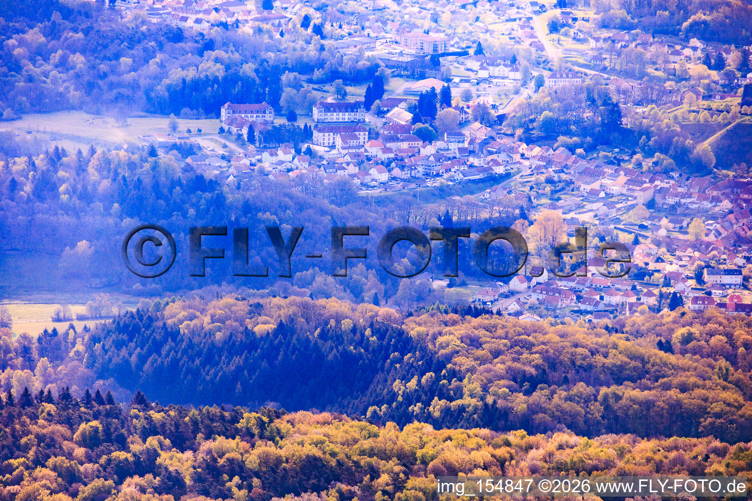 Quartier, Rue Colonel Teyssier mit MAUSA on the Bitche - Musée d'Art Urbain et du Street Art und Marché Couvert in Bitsch im Bundesland Moselle, Frankreich