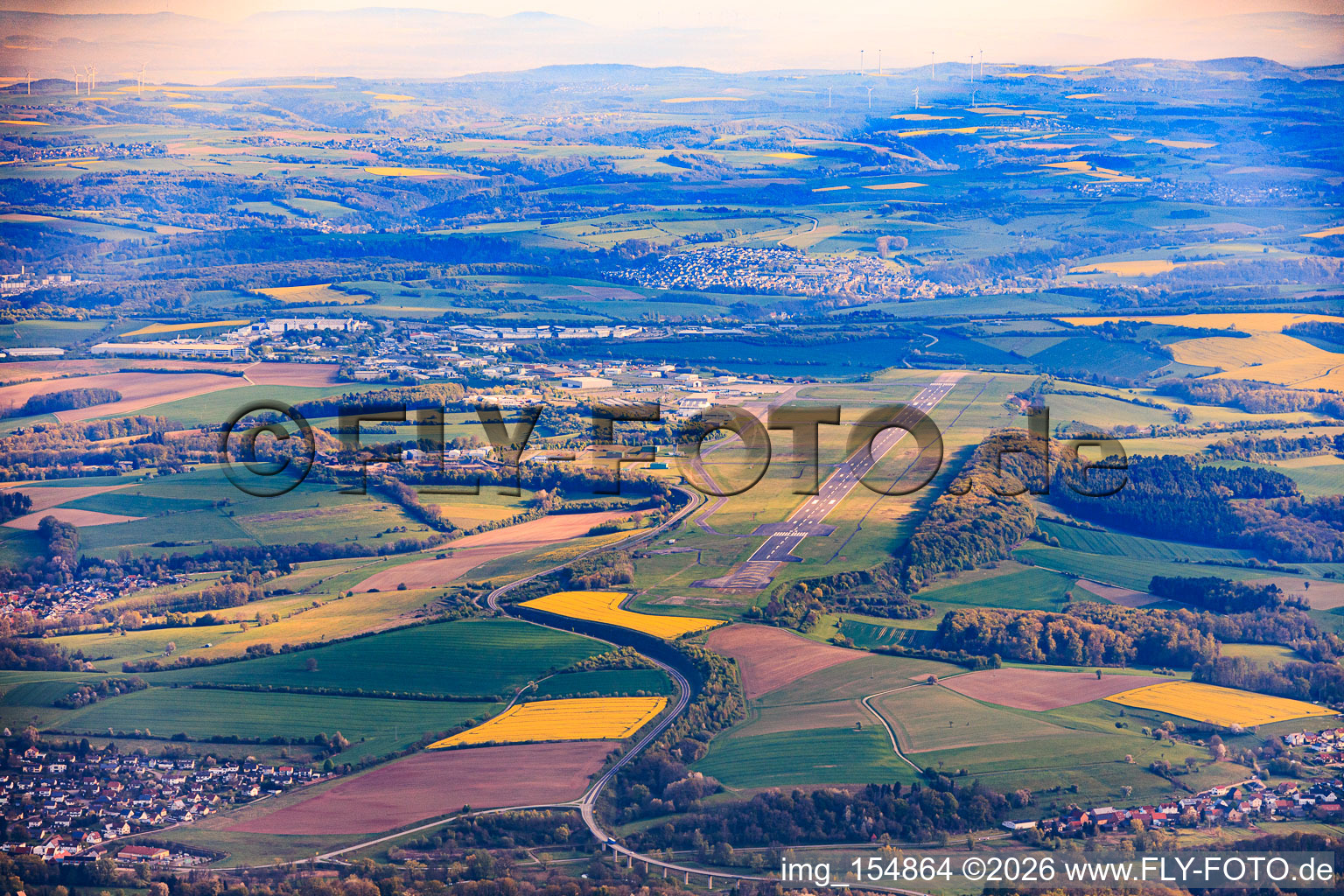 Landebahn des Flughafen TRIWO Zweibrücken EDRZ aus Süden im Ortsteil Brenschelbach in Blieskastel im Bundesland Saarland, Deutschland