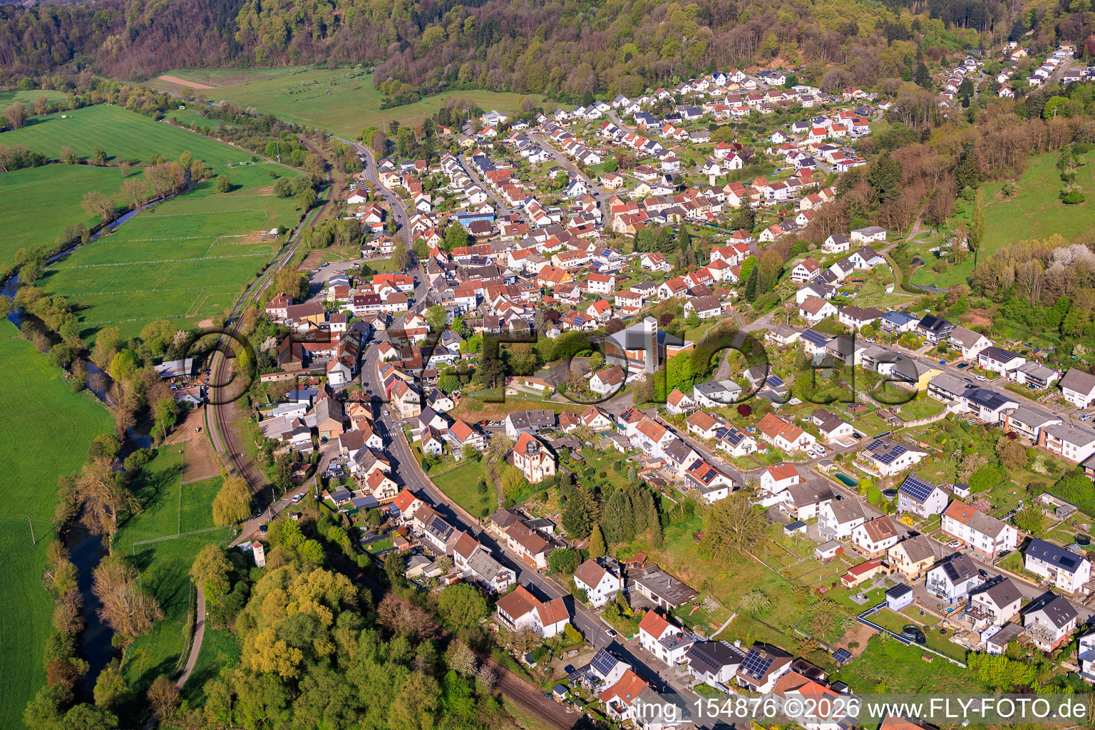 Ortsansicht von Osten mit Herz Jesu Kirche (Katholische Kirche) im Ortsteil Bierbach in Blieskastel im Bundesland Saarland, Deutschland