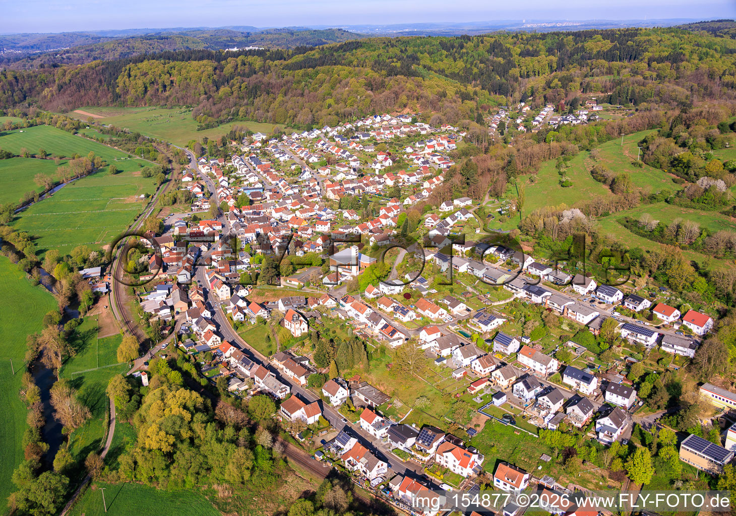 Ortsansicht von Osten mit Herz Jesu Kirche (Katholische Kirche) im Ortsteil Bierbach in Blieskastel im Bundesland Saarland, Deutschland