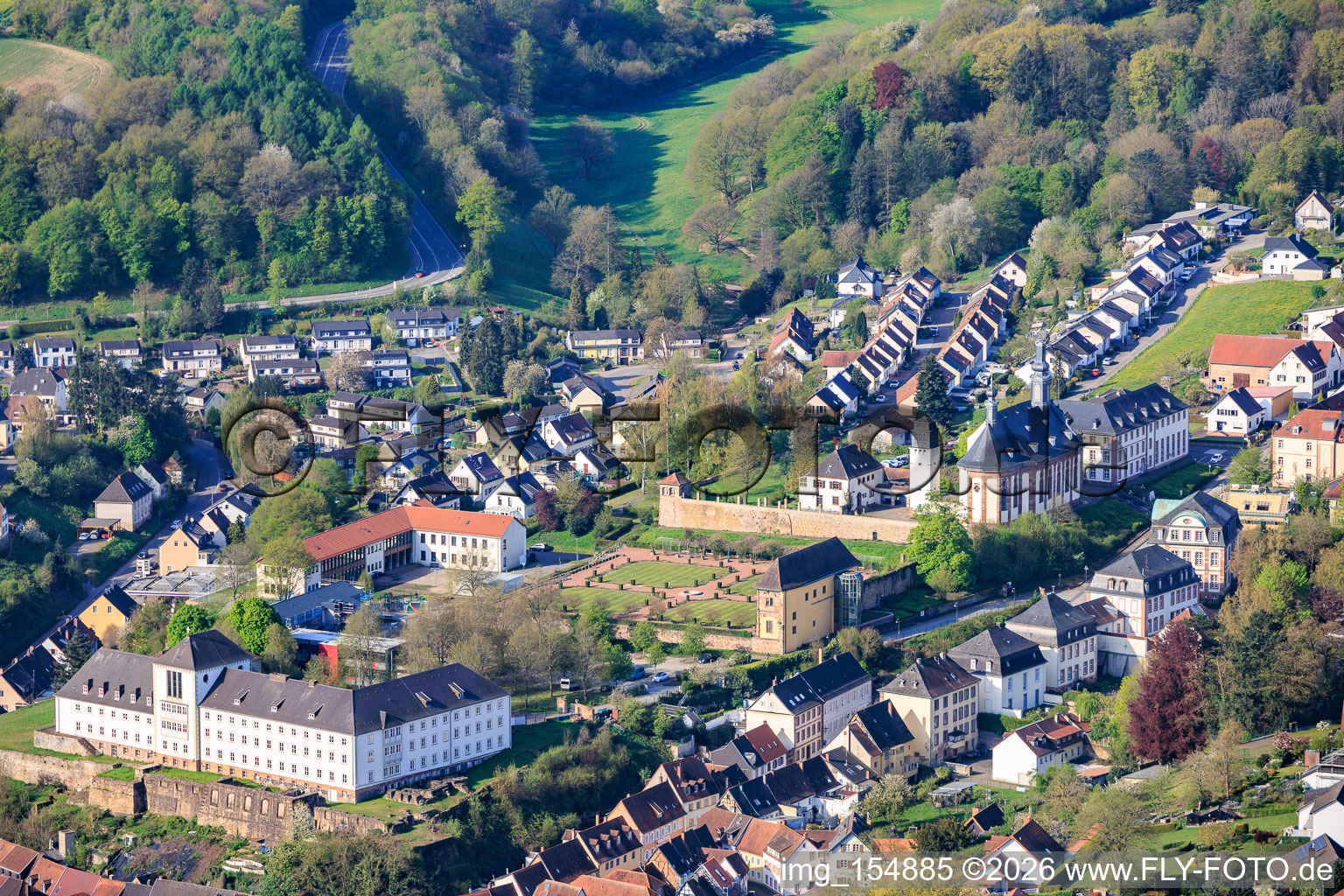 Schloßberg mit Orangerie, St. Anna und St. Philipp (Schlosskirche), Grundschule der Stadt Blieskastel Kirchberg-Schlossberg - DEPENDANCE und Kreisvolkshochschule Saarpfalz-Kreis im Schloss im Bundesland Saarland, Deutschland