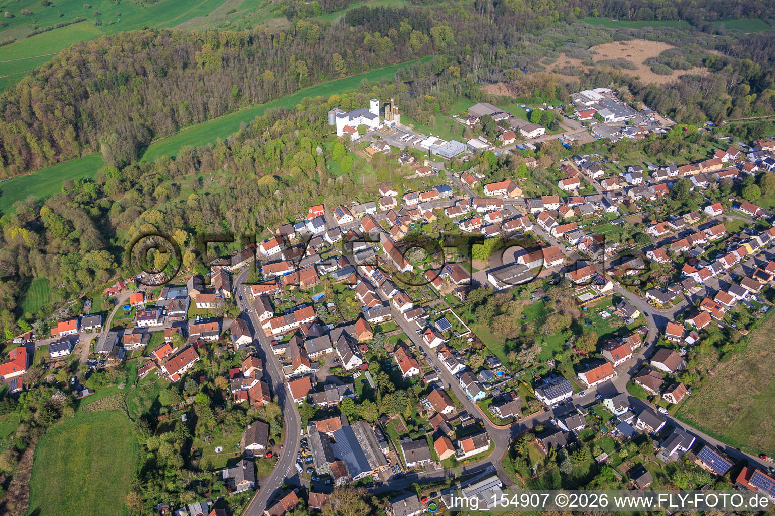 Dorfansicht im Bliestal mit Bliesmühle von Südosten im Ortsteil Breitfurt in Blieskastel im Bundesland Saarland, Deutschland