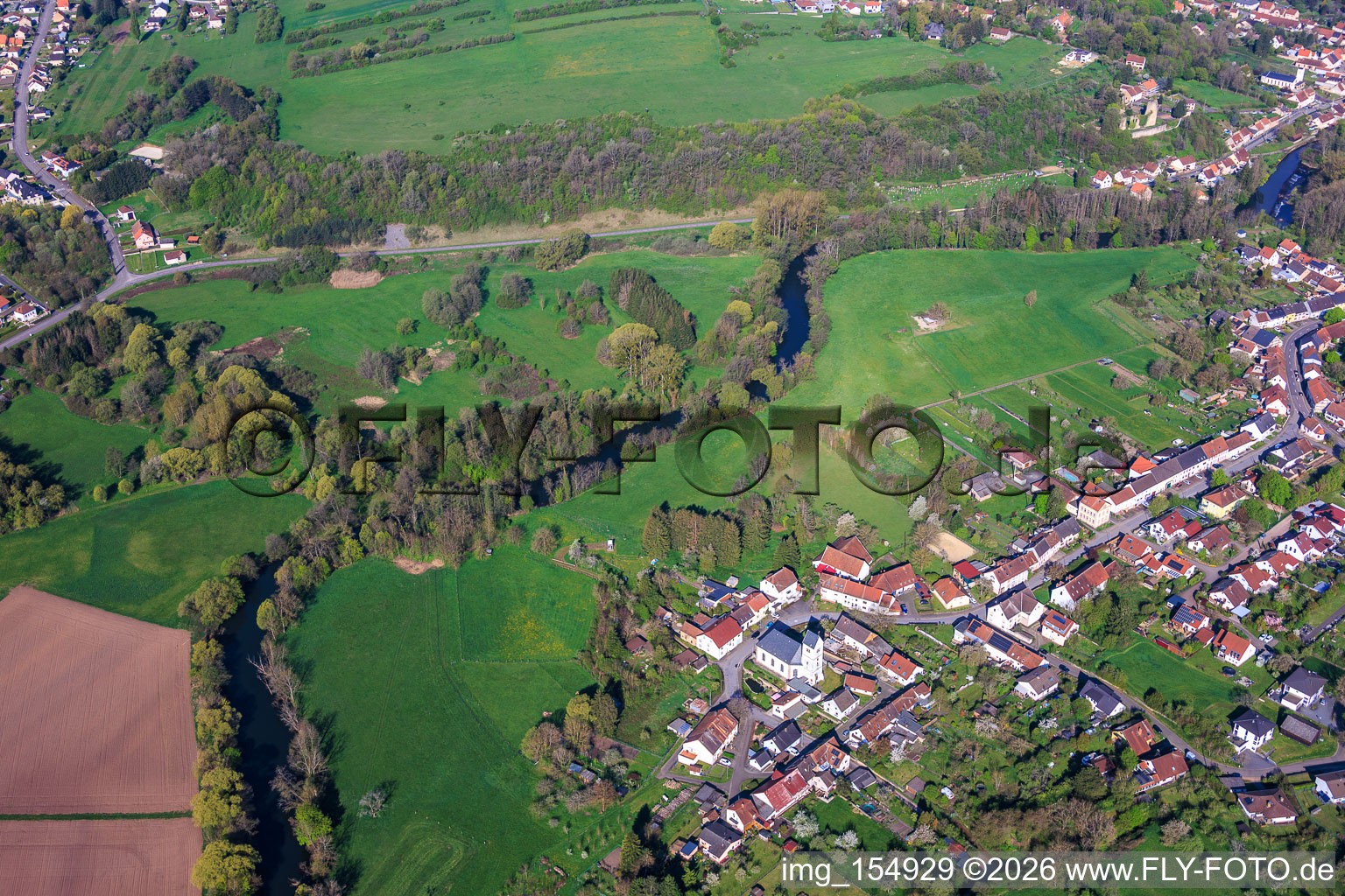 Verlauf der Blies an der deutsch-französischen Landesgrenze und Kirche St. Martin Habkirchen in Mandelbachtal im Bundesland Saarland, Deutschland