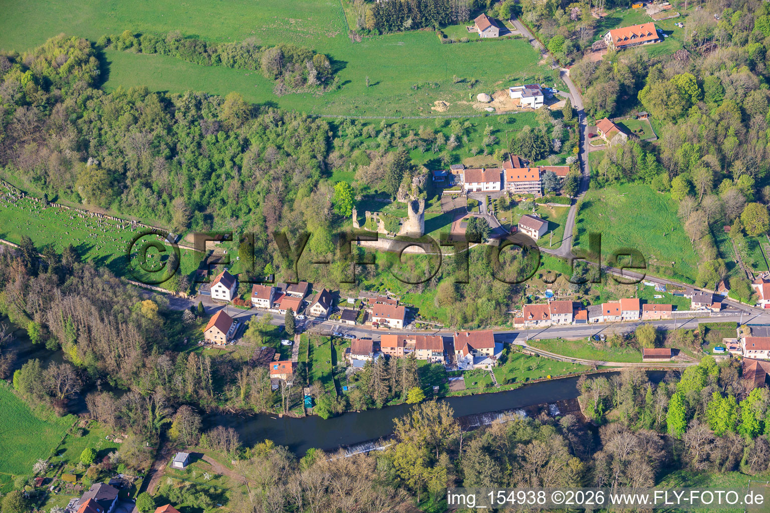 Château de Frauenberg und jüdischer Friedhof über der Blies im Bundesland Moselle, Frankreich