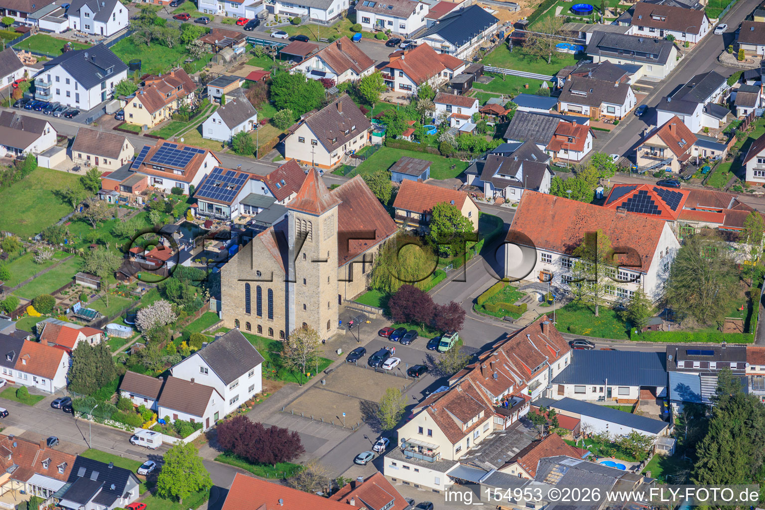 Marktplatz mit Pfarrkirche St. Josef im Ortsteil Sitterswald in Kleinblittersdorf im Bundesland Saarland, Deutschland