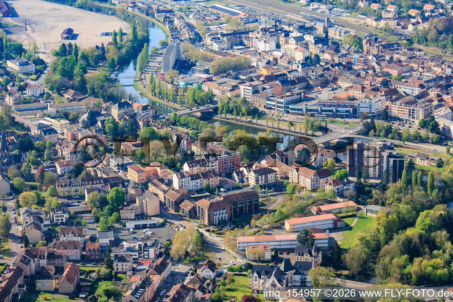 Verlauf der Saar durch die Stadt mit zwei Brücken und IUT de Moselle-Est, Université de Lorraine im Ortsteil Auersmacher in Kleinblittersdorf im Bundesland Saarland, Deutschland