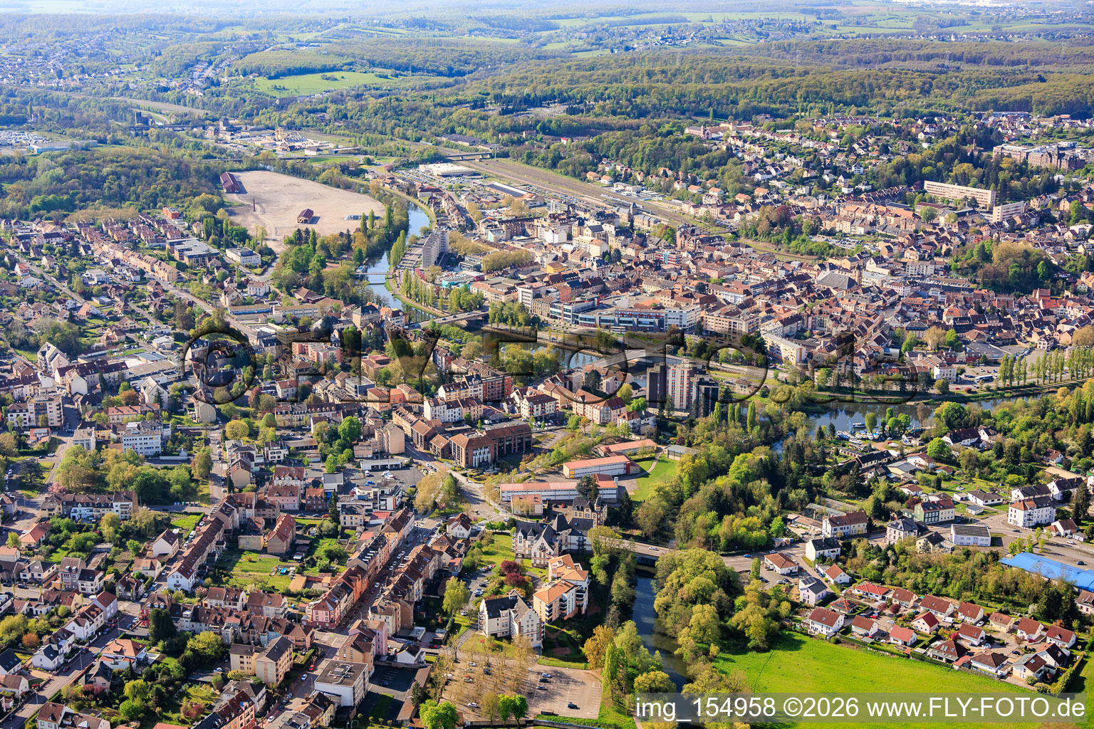 Stadtansicht aus Norden mit Bliesmündung und Brücken über die Saar im Ortsteil Blies Sud in Saargemünd im Bundesland Moselle, Frankreich