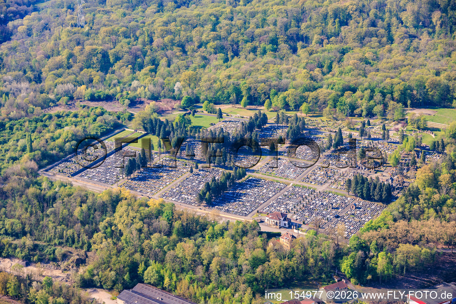 Städtischer Friedhof / Cimetière de Sarreguemines et Maison Funéraire im Ortsteil Blauberg in Saargemünd im Bundesland Moselle, Frankreich