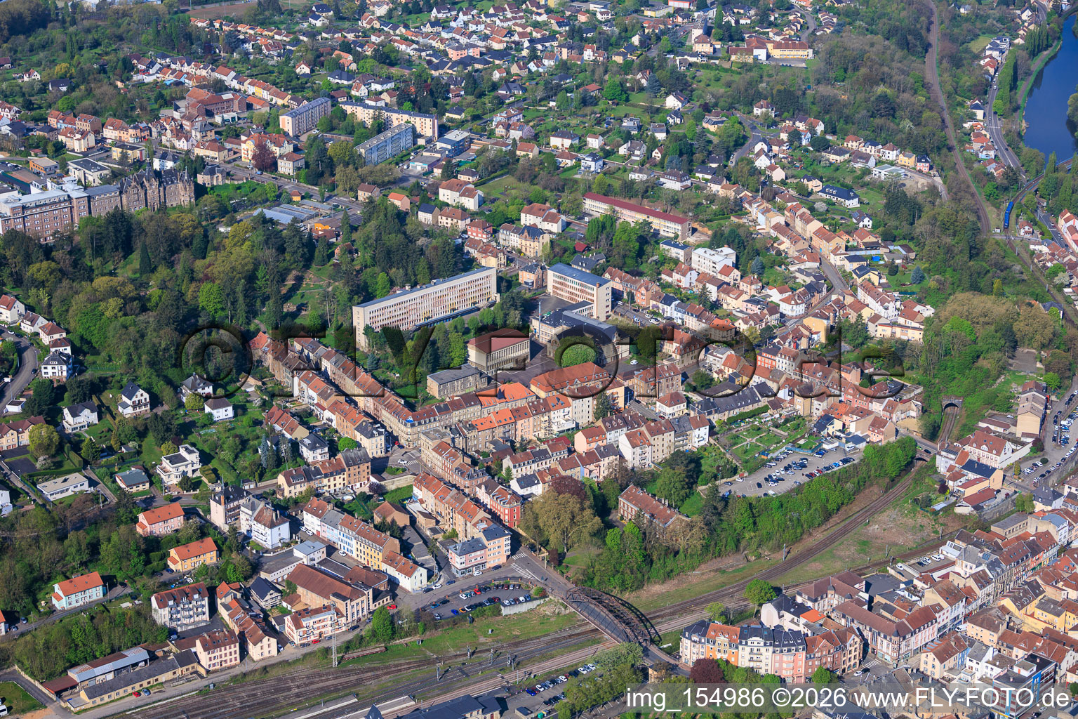 Rue du Parc und Gymnasium Jean de Pange aus Südosten im Ortsteil Blauberg in Saargemünd im Bundesland Moselle, Frankreich