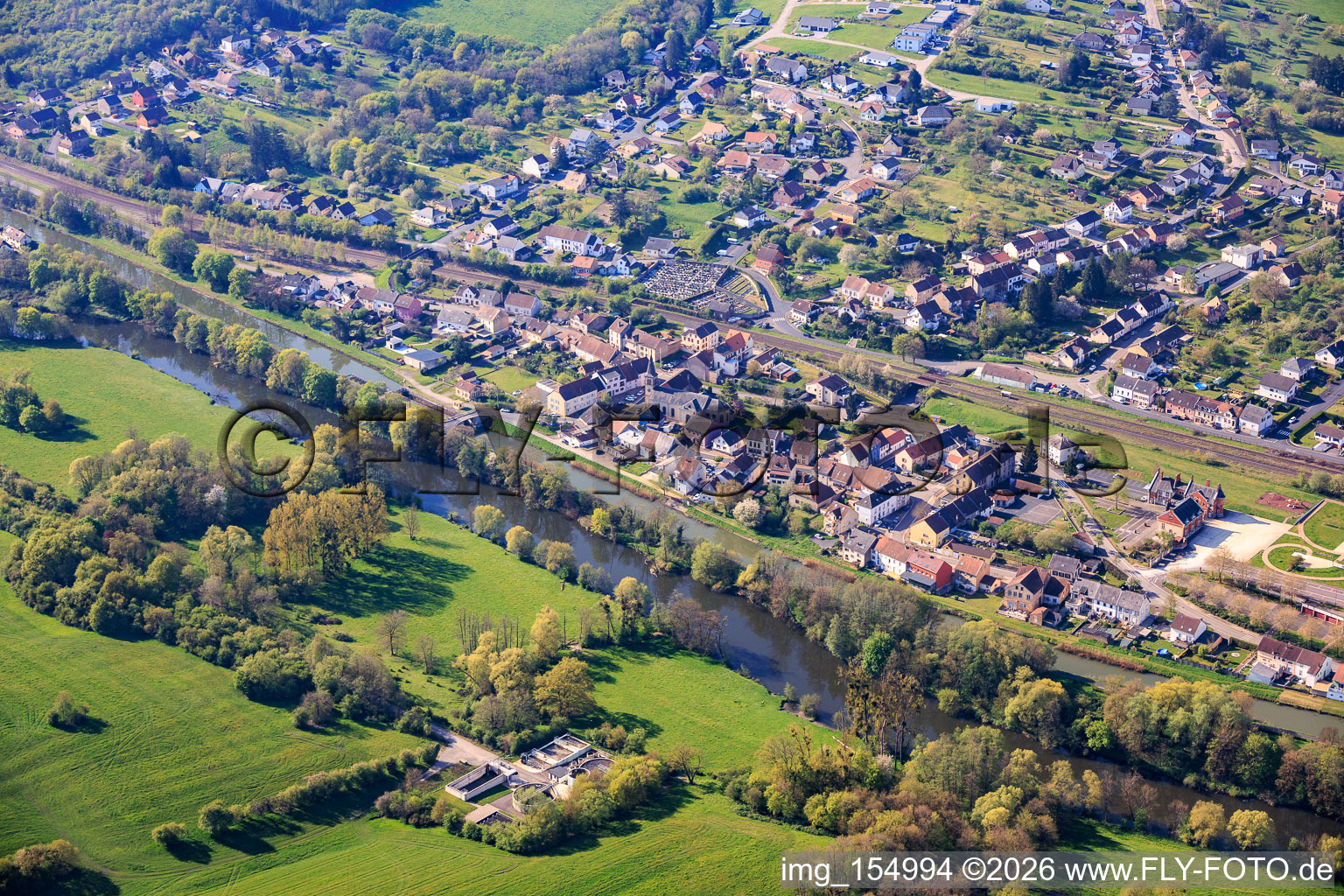Dorfansicht jenseits der Saar aus Norden in Rémelfing im Bundesland Moselle, Frankreich
