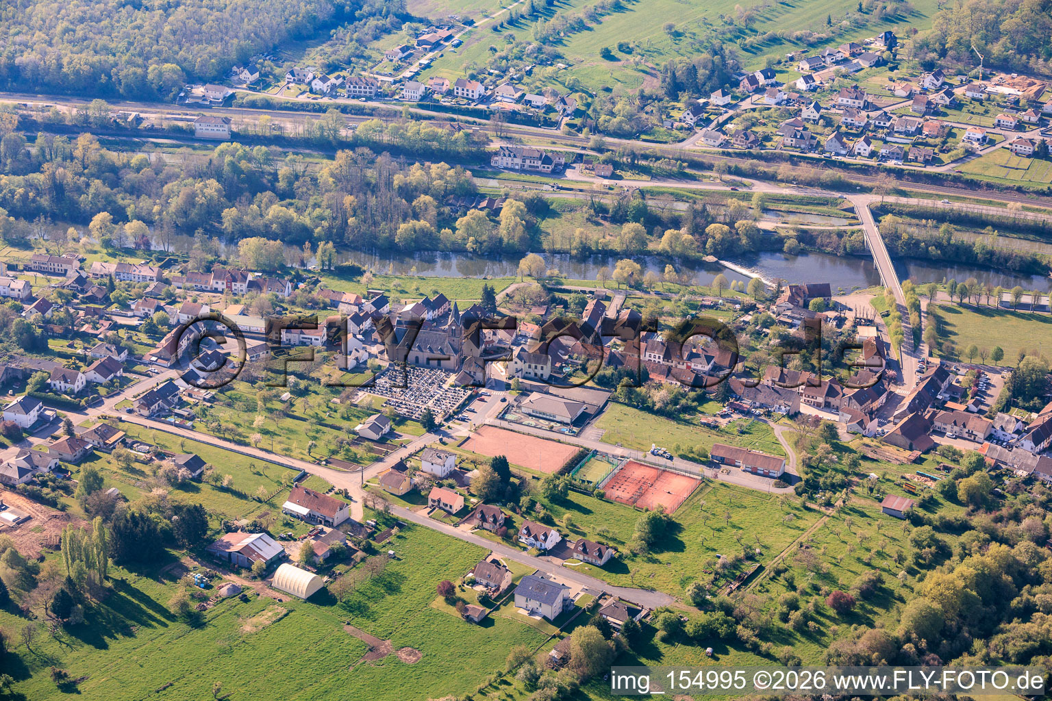 Alte Mühle Saareinsmingen, Kirche und Friedhof am Saarufer in Sarreinsming im Bundesland Moselle, Frankreich