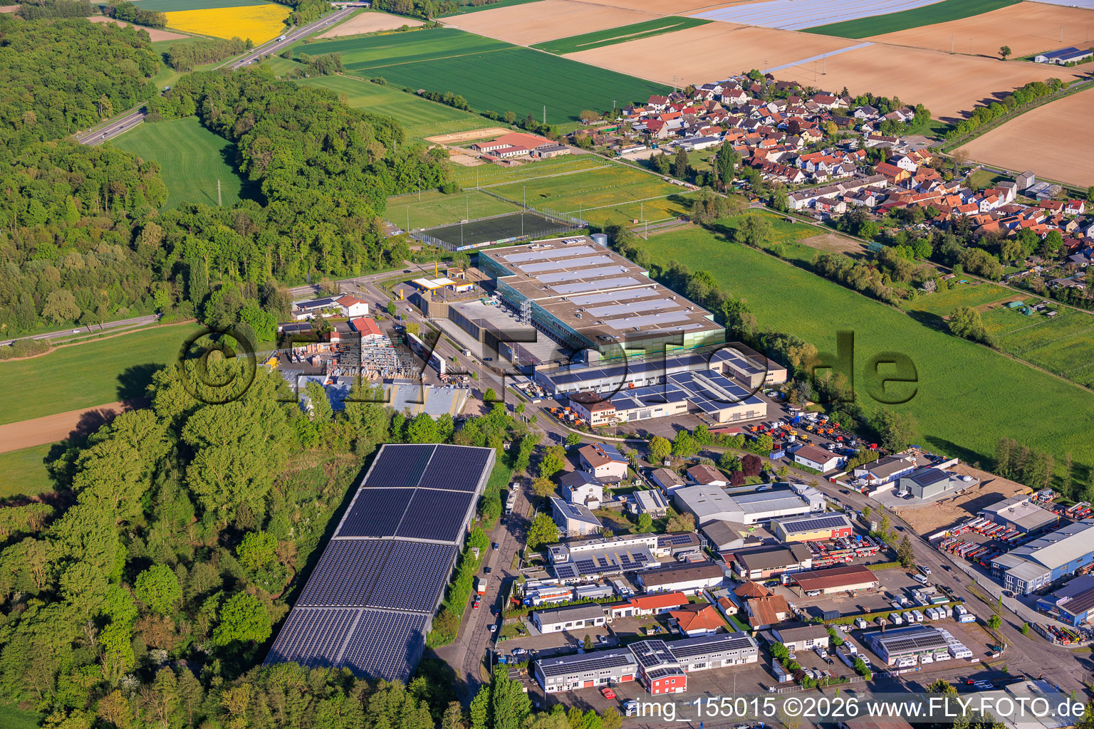 Fast fertiggestellter Neubau des Logistikpark der HANSAINVEST und DFI-Real-Estate Kandel für FRISCHEPLATTFORM SÜDWEST der Gemüsering Stuttgart GmbH im Ortsteil Minderslachen im Bundesland Rheinland-Pfalz, Deutschland