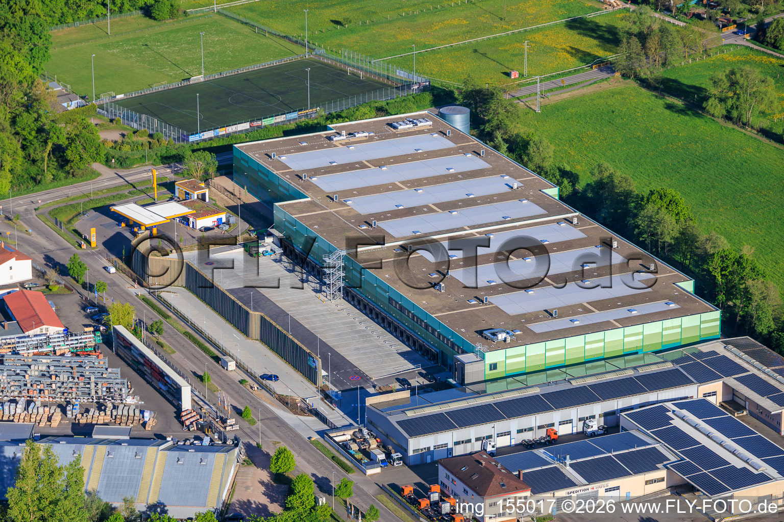 Fast fertiggestellter Neubau des Logistikpark der HANSAINVEST und DFI-Real-Estate Kandel für FRISCHEPLATTFORM SÜDWEST der Gemüsering Stuttgart GmbH im Ortsteil Minderslachen im Bundesland Rheinland-Pfalz, Deutschland