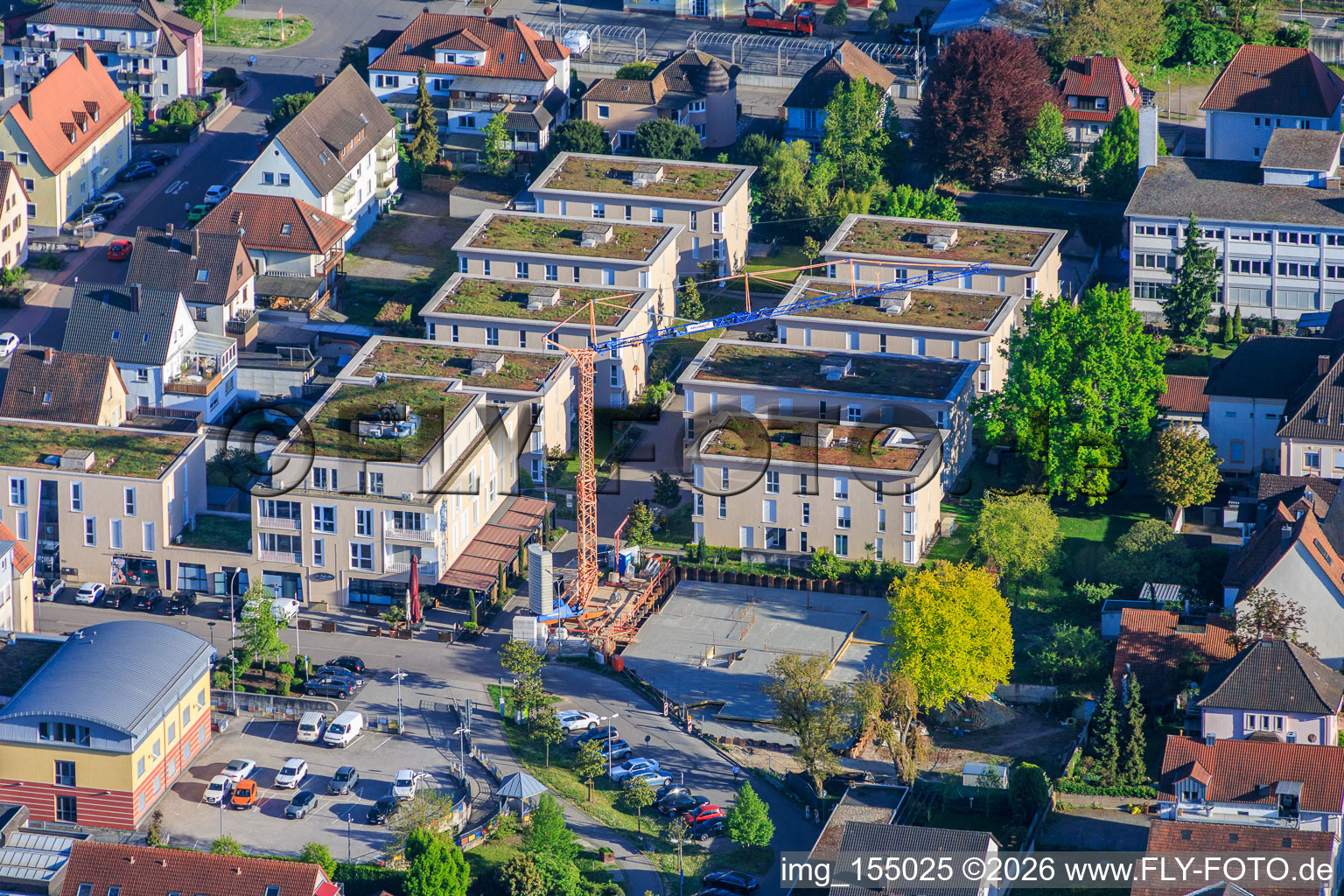Baustelle mit fertigem Keller zur Erweiterung der Wohnanlage Im Stadtkern in Kandel im Bundesland Rheinland-Pfalz, Deutschland