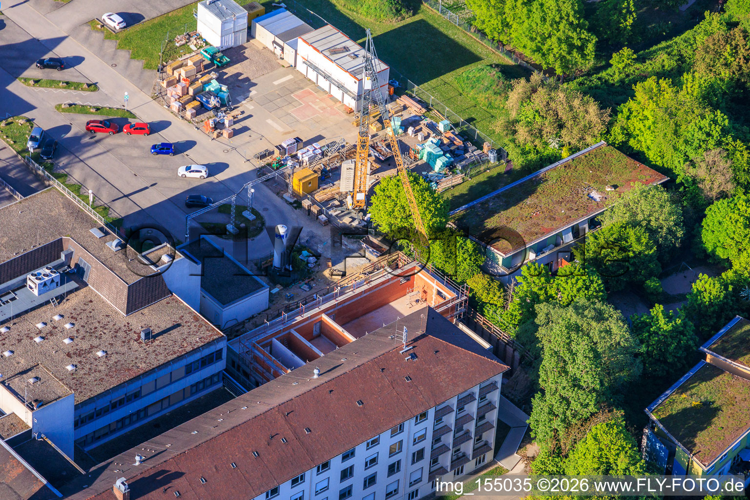 Baustelle für den NEUBAU der NOTAUFNAHME, INTENSIVMEDIZIN UND DIAGNOSTIKBEREICHE der Asklepios Südpfalzkliniken GmbH. Projektsteuerung: BPM Bau- und Projektmanagement Hart GmbH. BPM Architektur, Planung + Objektüberwachung: alsh sander hofrichter architekten GmbH Gesellschaft für Architektur und Generalplanung. Planungsbüro Noll GmbH , TGA-Planung / Heizung-Lüftung-Sanitär-Medizinische Gase-Gebäudeautomation, TGA-Planung / Stark- u. Schwachstromtechnische Anlagen / Fördertechnik: DE-Plan GmbH & Co. KG, Tragwerksplanung: ZPP Ingenieure AG, Freianlagen hofmann_röttgen Landschaftsarchitekten BDLA, Brandschutz: Rieser-Wessel Brandschutzsachverständige & Ingenieure PartG mbB und Bauphysik / Schallschutz-Akustik: Ingenieurbüro Seidel in Kandel im Bundesland Rheinland-Pfalz, Deutschland