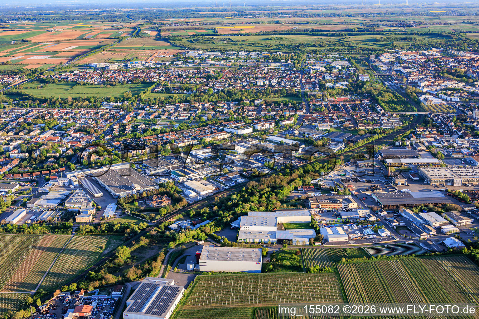 Stadtansicht aus Norden mit Gewerbegebiet Nord, Horstring und Queichheim in Landau in der Pfalz im Bundesland Rheinland-Pfalz, Deutschland