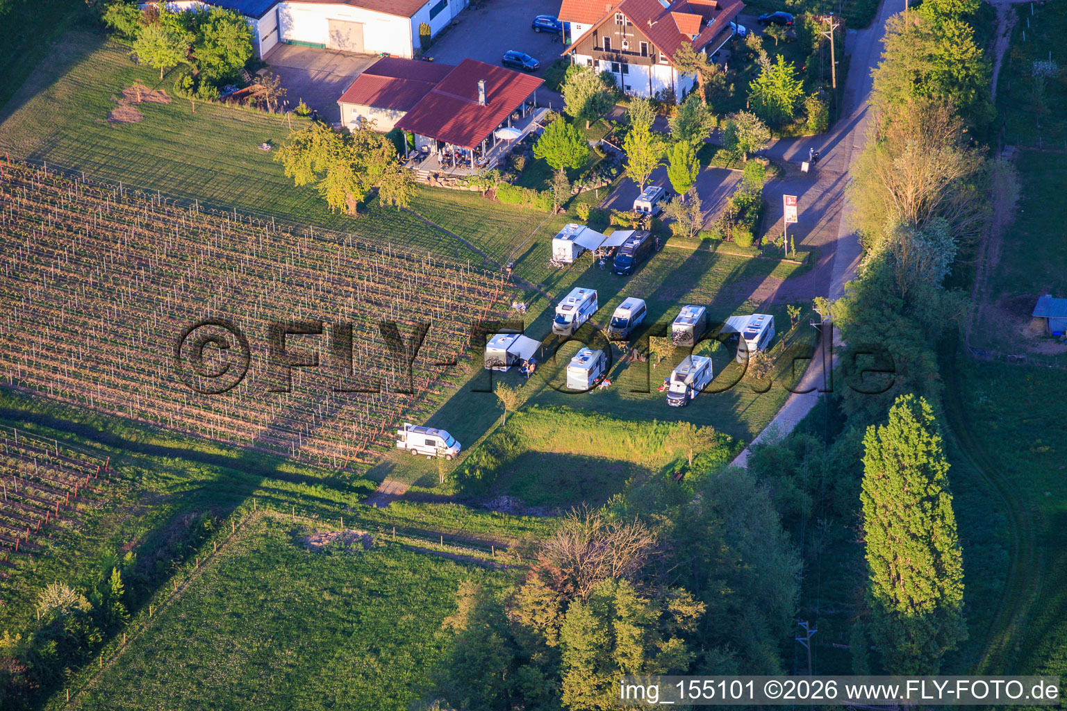 Wohnmobilstellplatz bei Weingut Junker am Sonnenberghof in Impflingen im Bundesland Rheinland-Pfalz, Deutschland