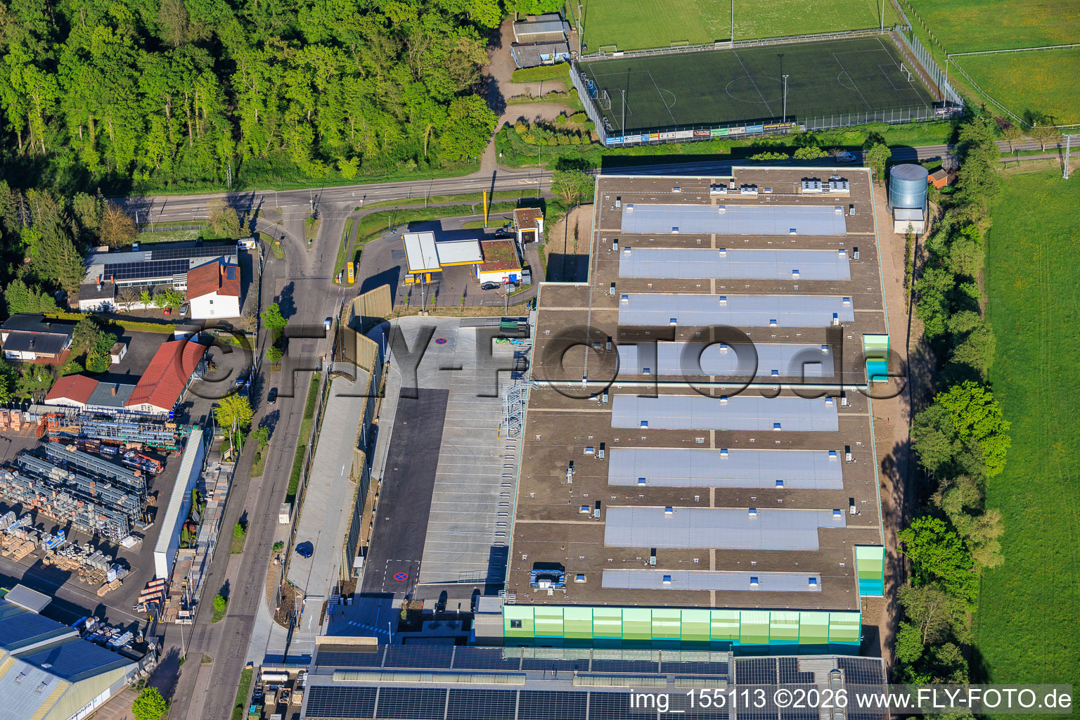 Fast fertiggestellter Neubau des Logistikpark der HANSAINVEST und DFI-Real-Estate Kandel für FRISCHEPLATTFORM SÜDWEST der Gemüsering Stuttgart GmbH im Ortsteil Minderslachen im Bundesland Rheinland-Pfalz, Deutschland