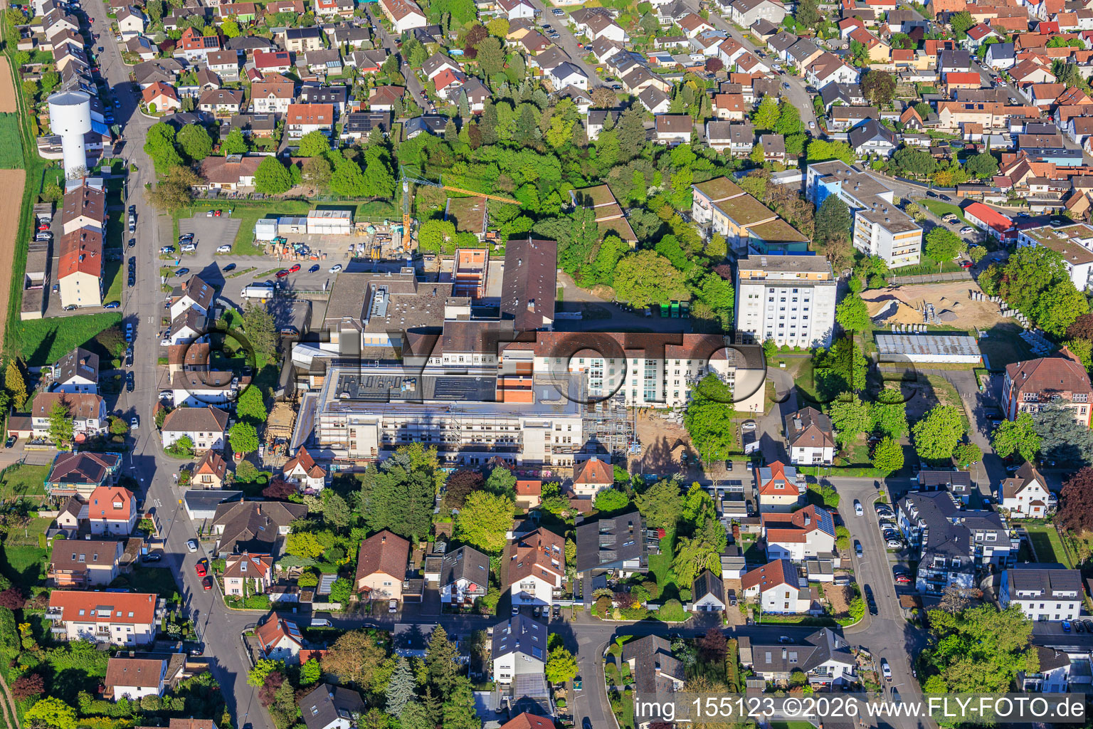 Baustelle für den NEUBAU der NOTAUFNAHME, INTENSIVMEDIZIN UND DIAGNOSTIKBEREICHE der Asklepios Südpfalzkliniken GmbH. Projektsteuerung: BPM Bau- und Projektmanagement Hart GmbH. BPM Architektur, Planung + Objektüberwachung: alsh sander hofrichter architekten GmbH Gesellschaft für Architektur und Generalplanung. Planungsbüro Noll GmbH , TGA-Planung / Heizung-Lüftung-Sanitär-Medizinische Gase-Gebäudeautomation, TGA-Planung / Stark- u. Schwachstromtechnische Anlagen / Fördertechnik: DE-Plan GmbH & Co. KG, Tragwerksplanung: ZPP Ingenieure AG, Freianlagen hofmann_röttgen Landschaftsarchitekten BDLA, Brandschutz: Rieser-Wessel Brandschutzsachverständige & Ingenieure PartG mbB und Bauphysik / Schallschutz-Akustik: Ingenieurbüro Seidel in Kandel im Bundesland Rheinland-Pfalz, Deutschland